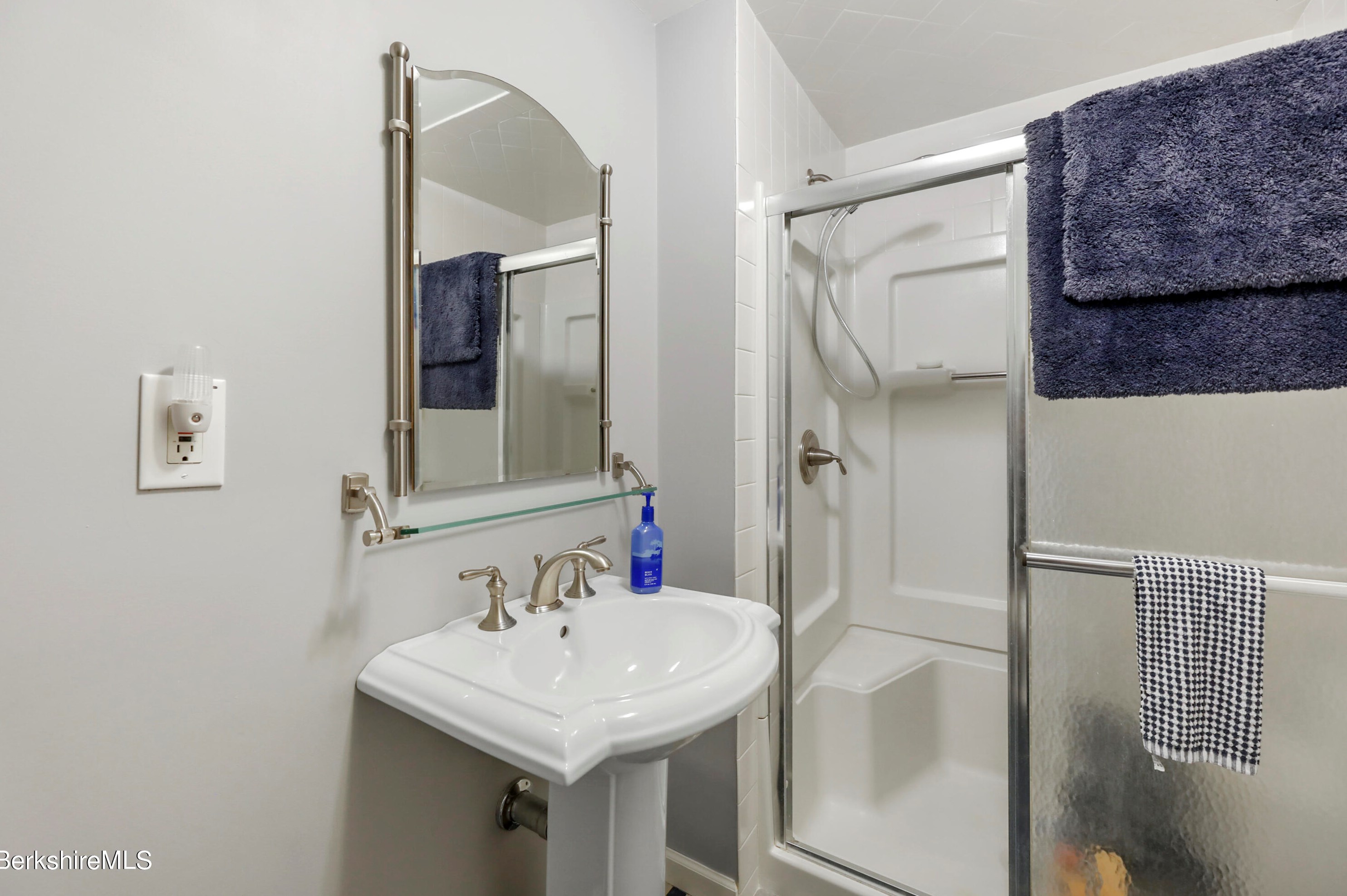 15 Filomena Dr, Pittsfield MA  01201-8438 exterior