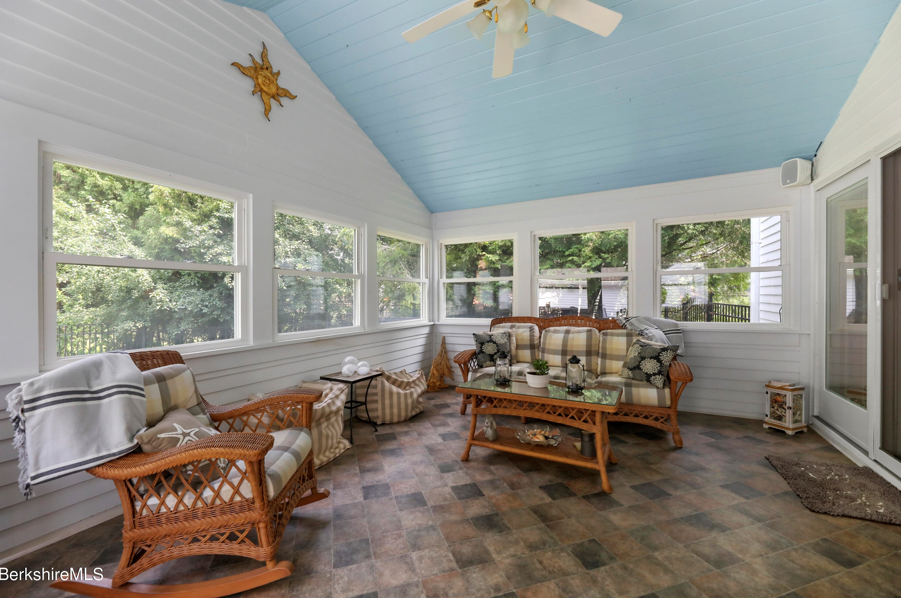 15 Filomena Dr, Pittsfield MA  01201-8438 exterior