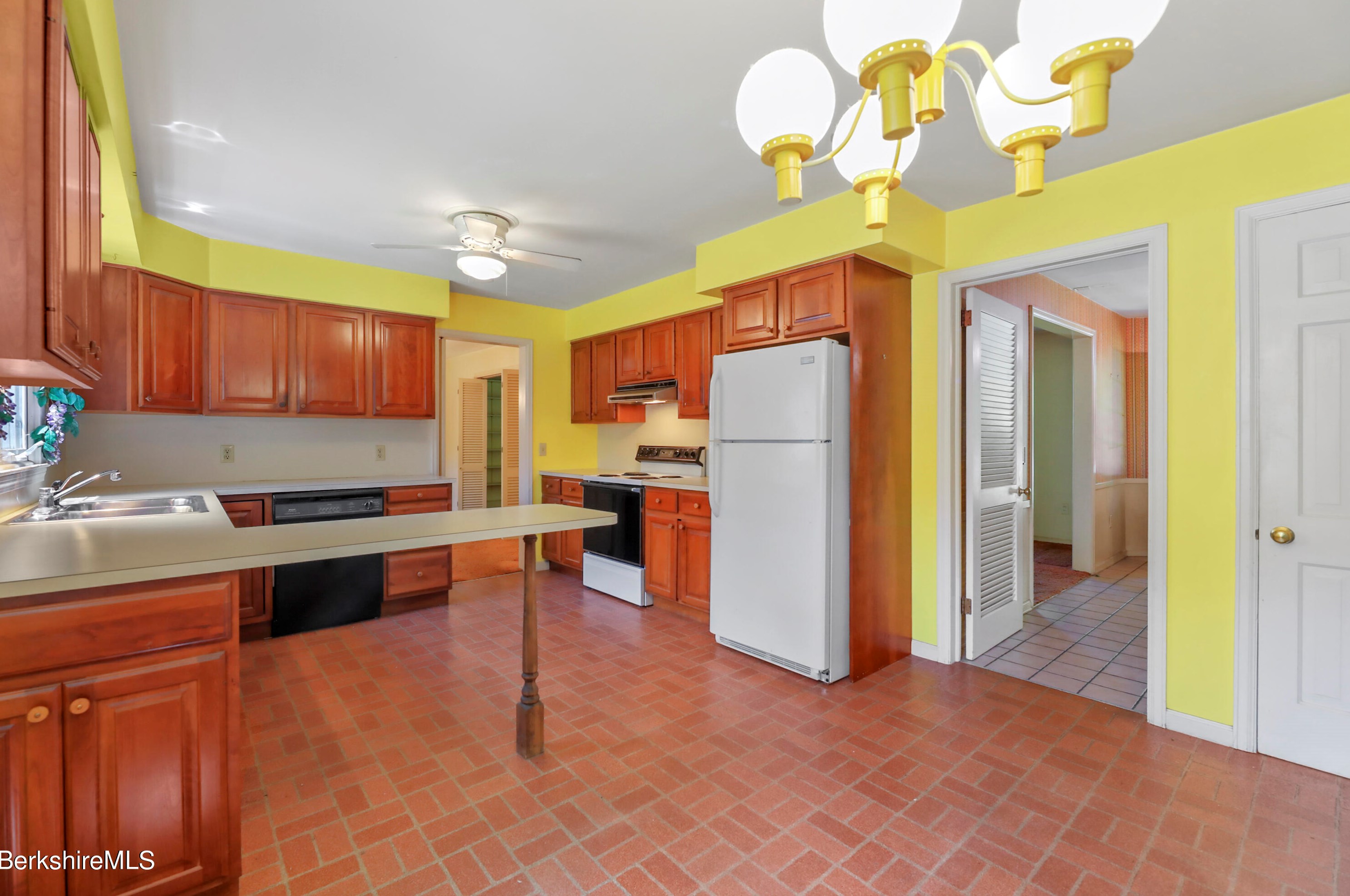 90 Dawes Ave, Pittsfield MA 01201-7322 exterior