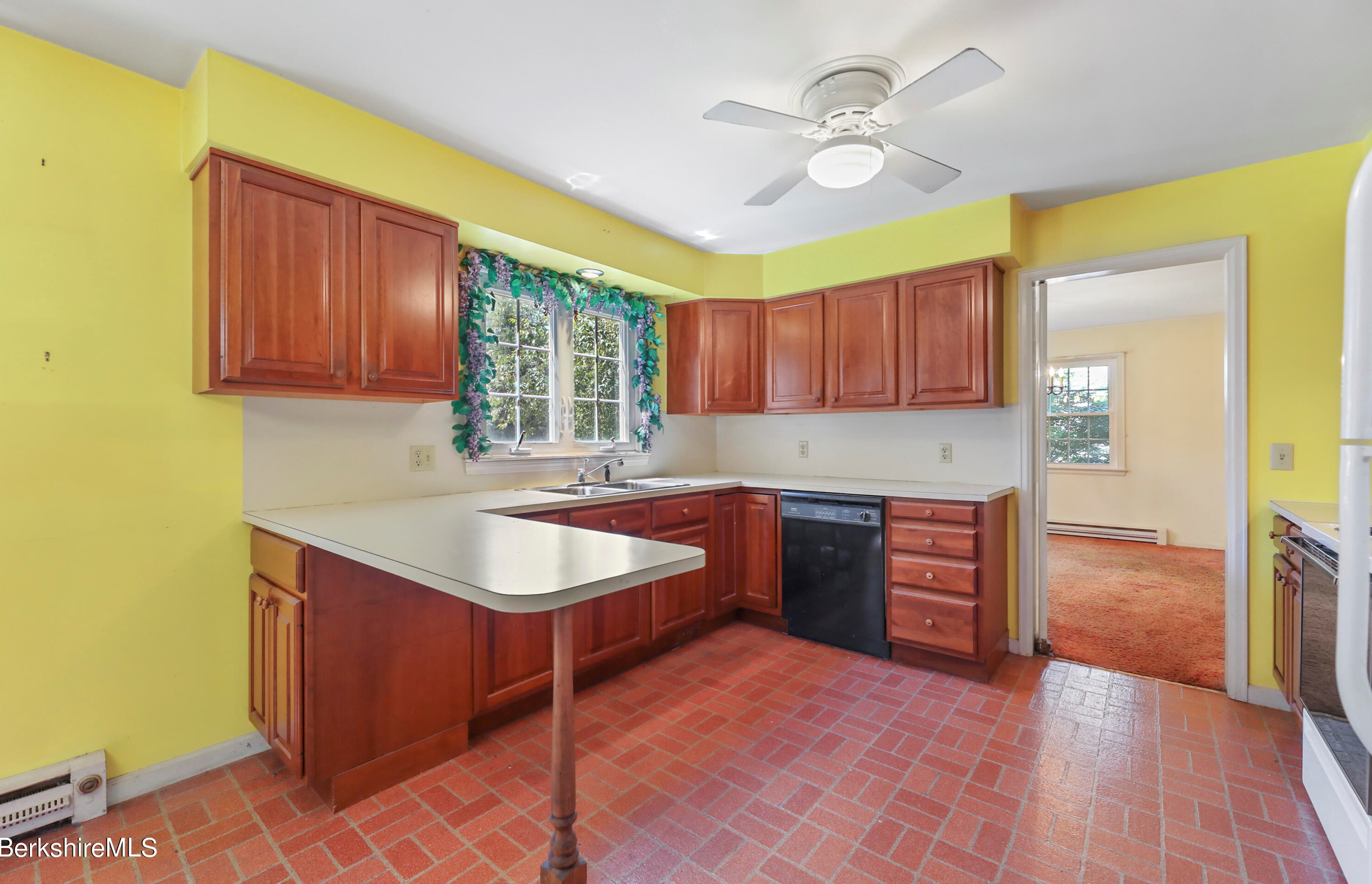 90 Dawes Ave, Pittsfield MA 01201-7322 exterior