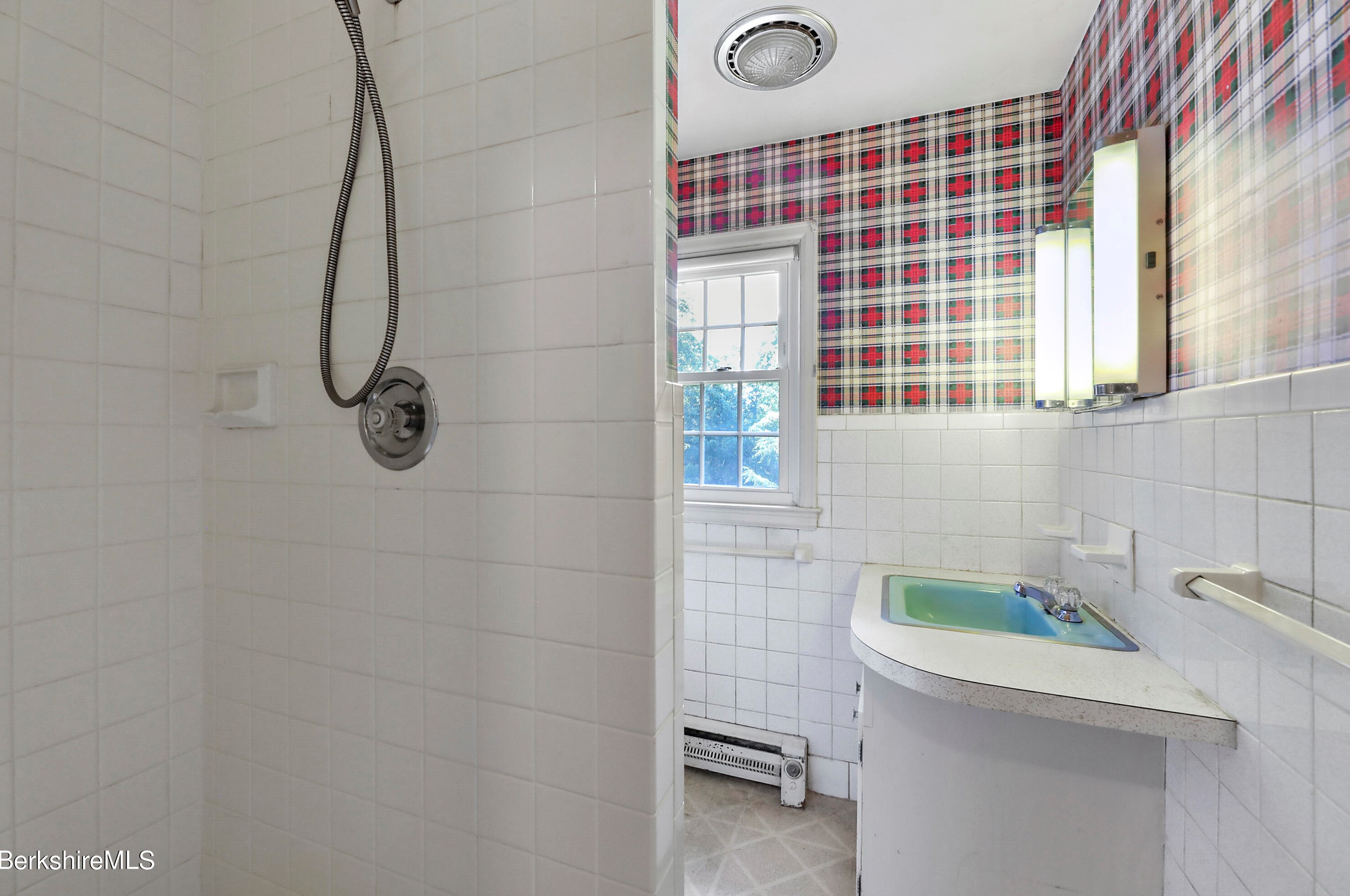 90 Dawes Ave, Pittsfield MA 01201-7322 exterior