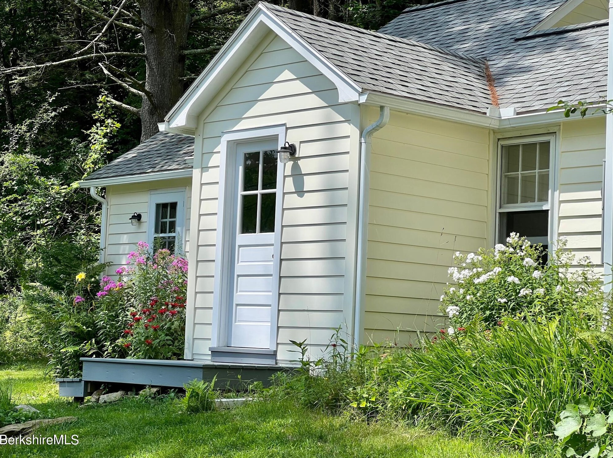 165 Monument Valley Rd, Alford MA 01230-1458 exterior