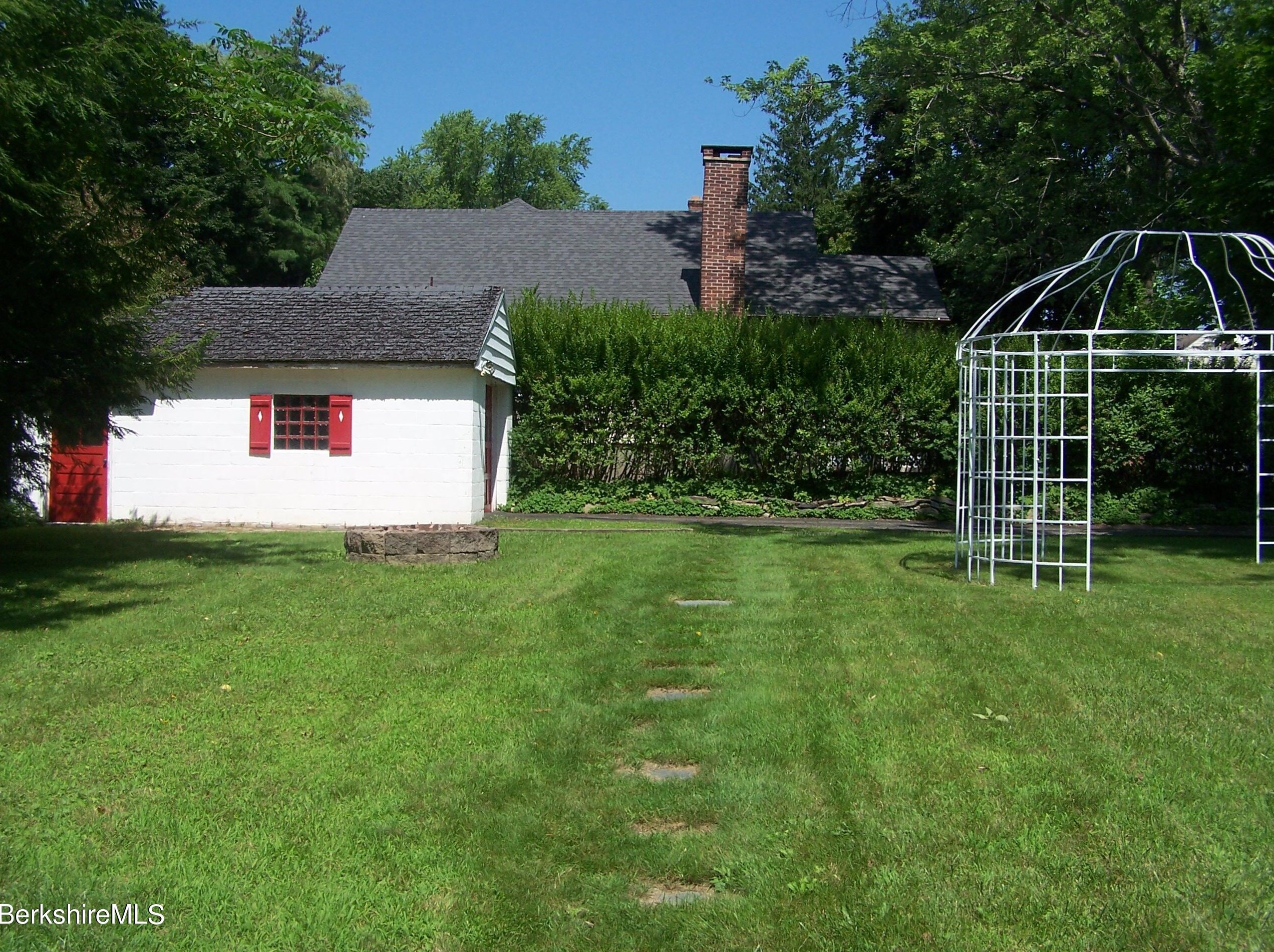 61 Elberon Ave, Pittsfield MA  01201-2840 exterior