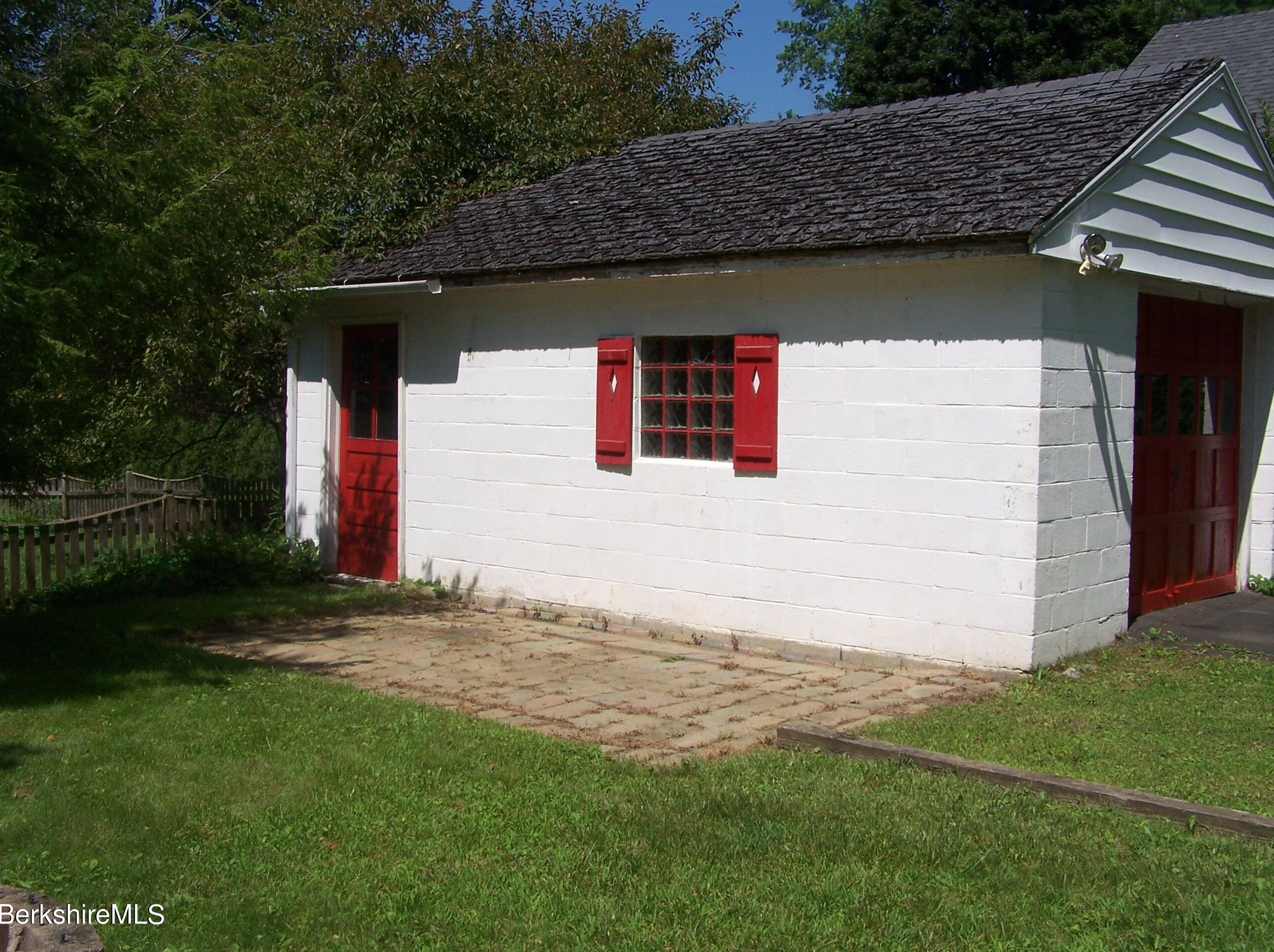 61 Elberon Ave, Pittsfield MA  01201-2840 exterior