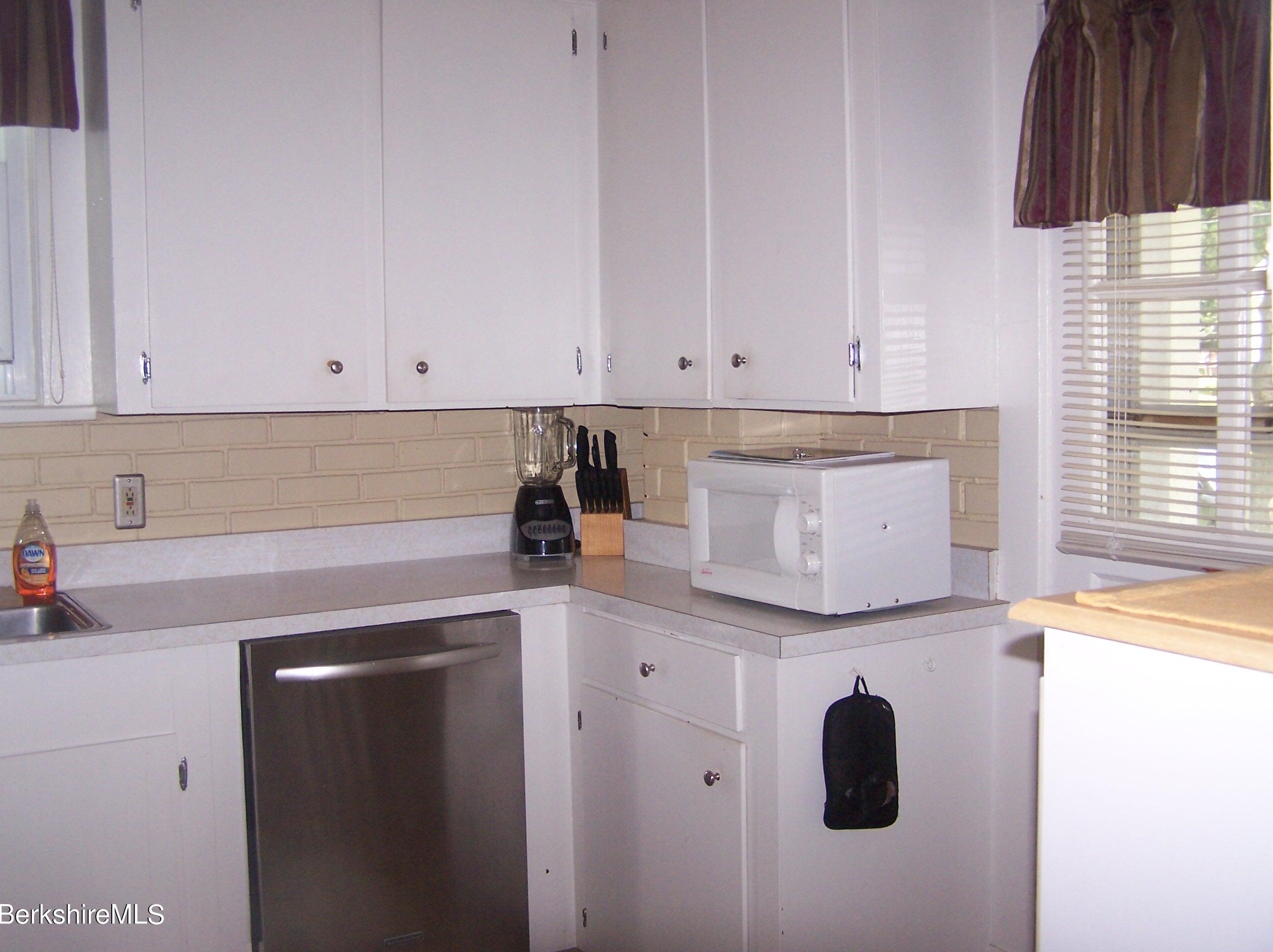 61 Elberon Ave, Pittsfield MA  01201-2840 exterior