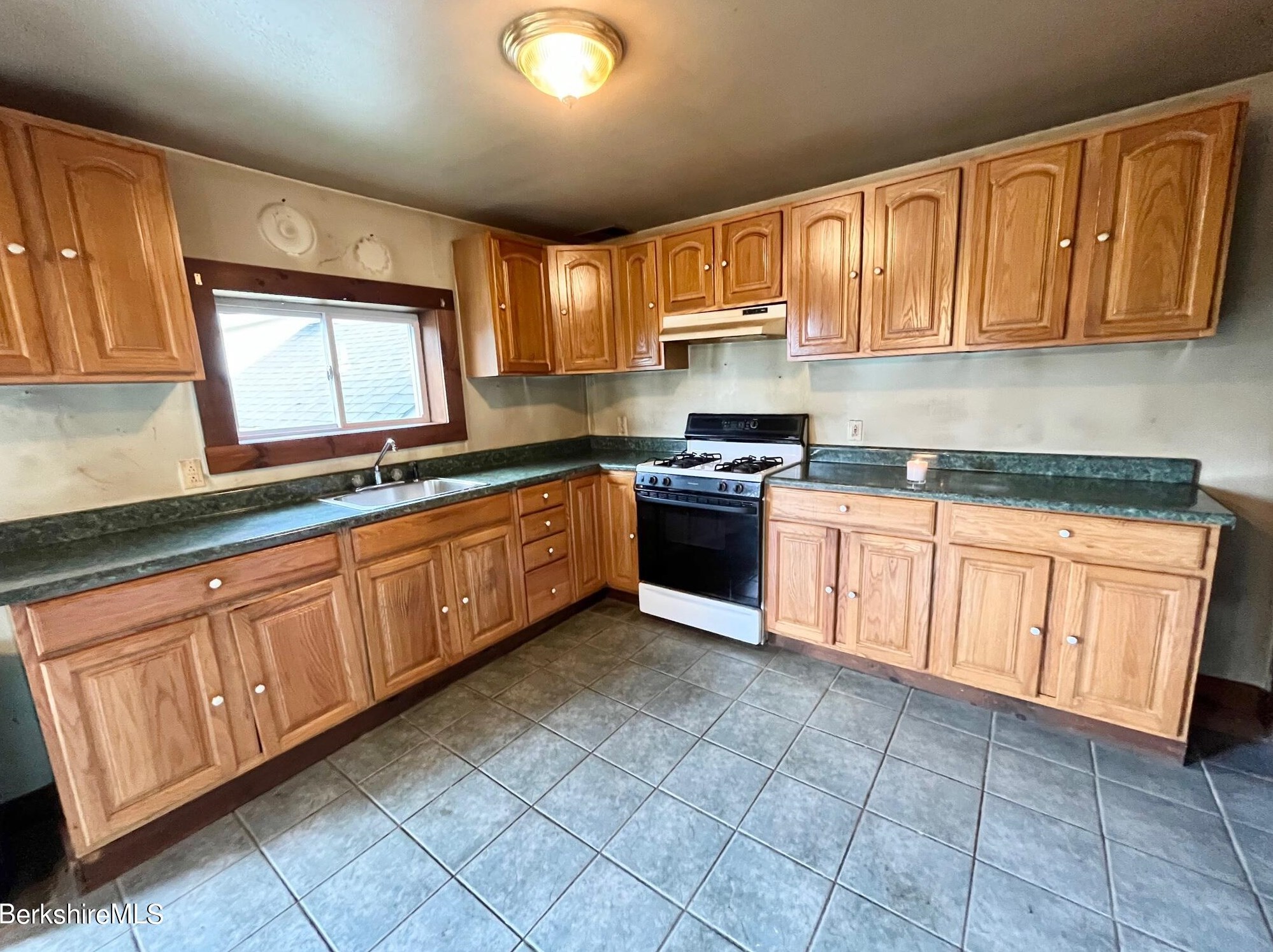 21 Ray St, Clarksburg MA 01247 exterior