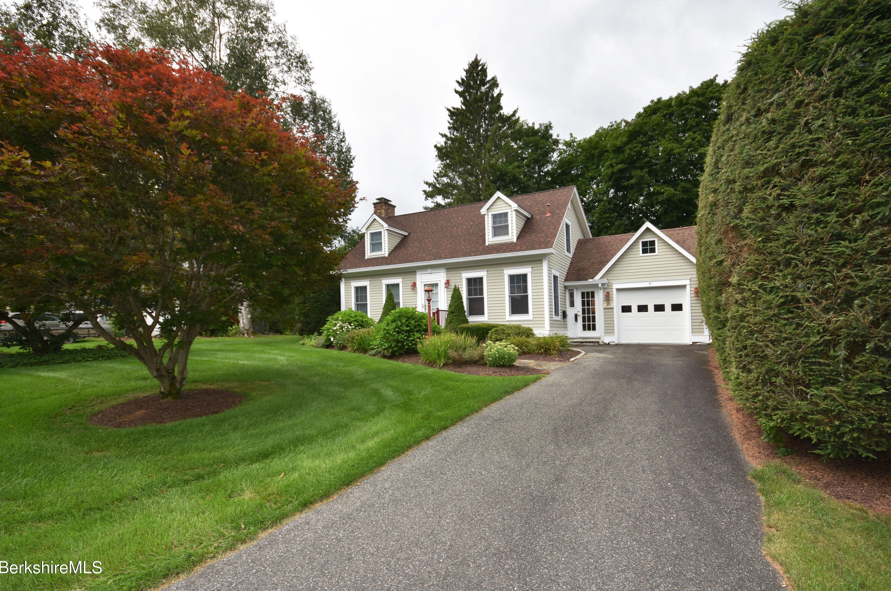 20 Warwick St, Pittsfield, MA 01201-6429