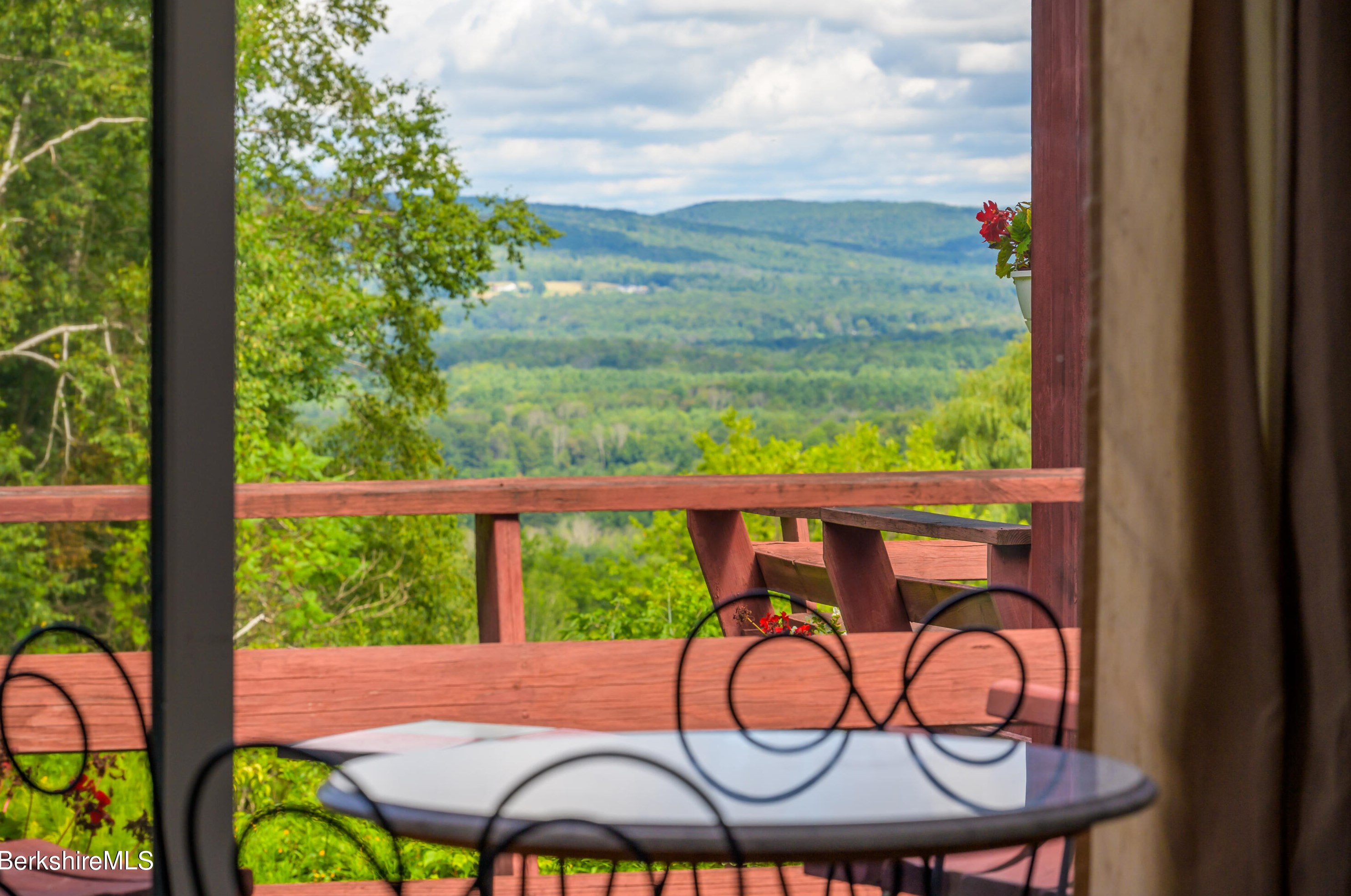 33 Birch Hl Rd, Alford MA 01266-9301 exterior