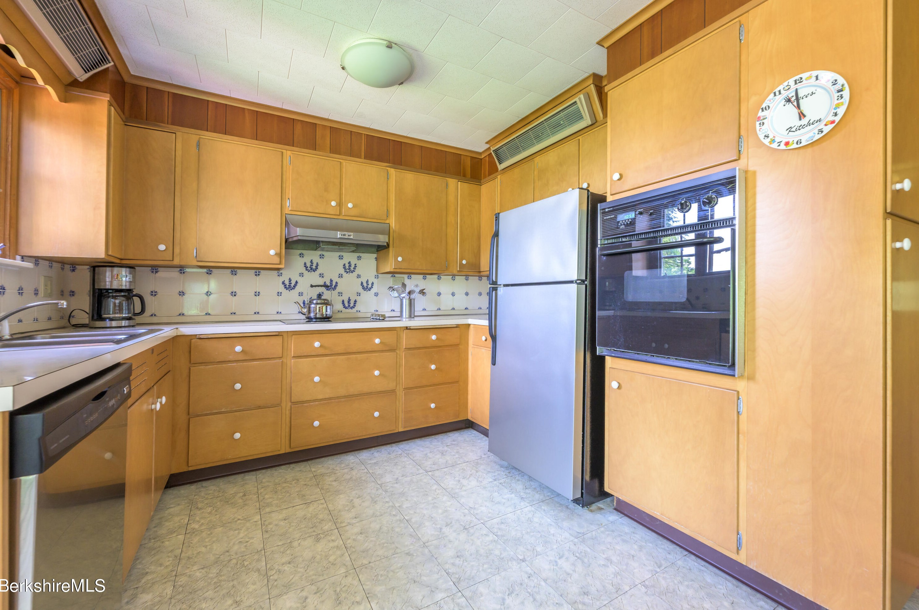 33 Birch Hl Rd, Alford MA 01266-9301 exterior