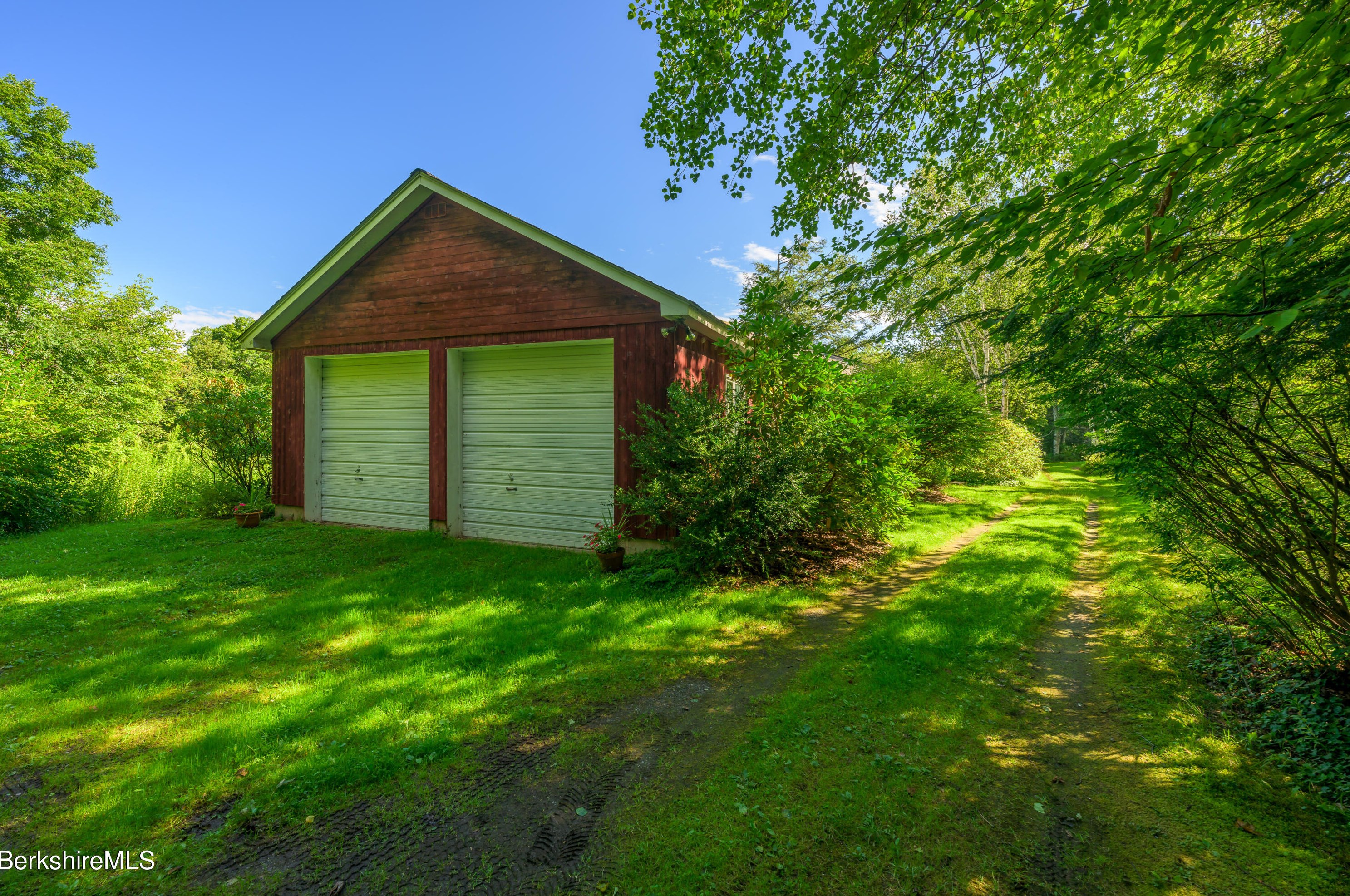 33 Birch Hl Rd, Alford MA 01266-9301 exterior