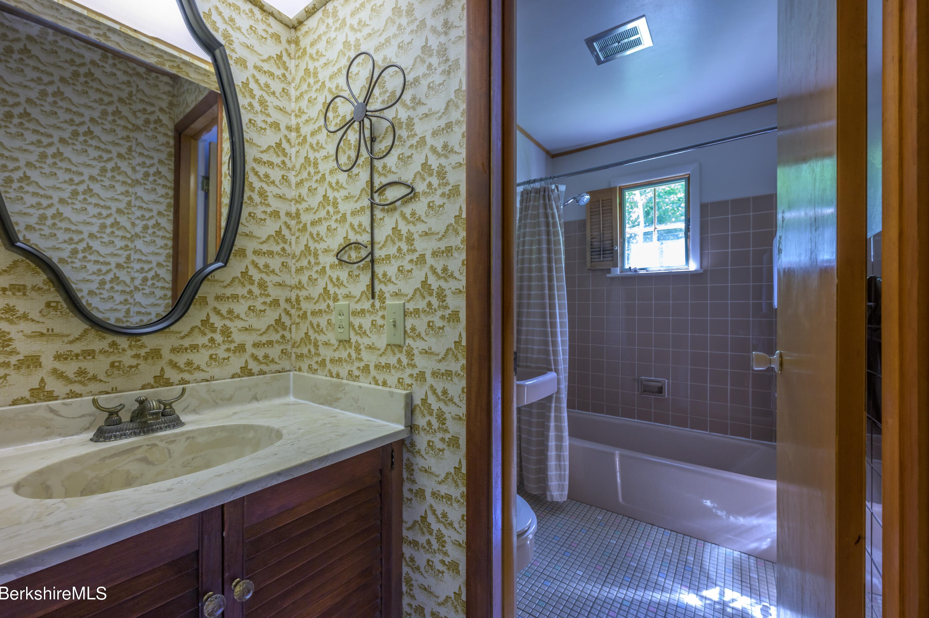 33 Birch Hl Rd, Alford MA 01266-9301 exterior