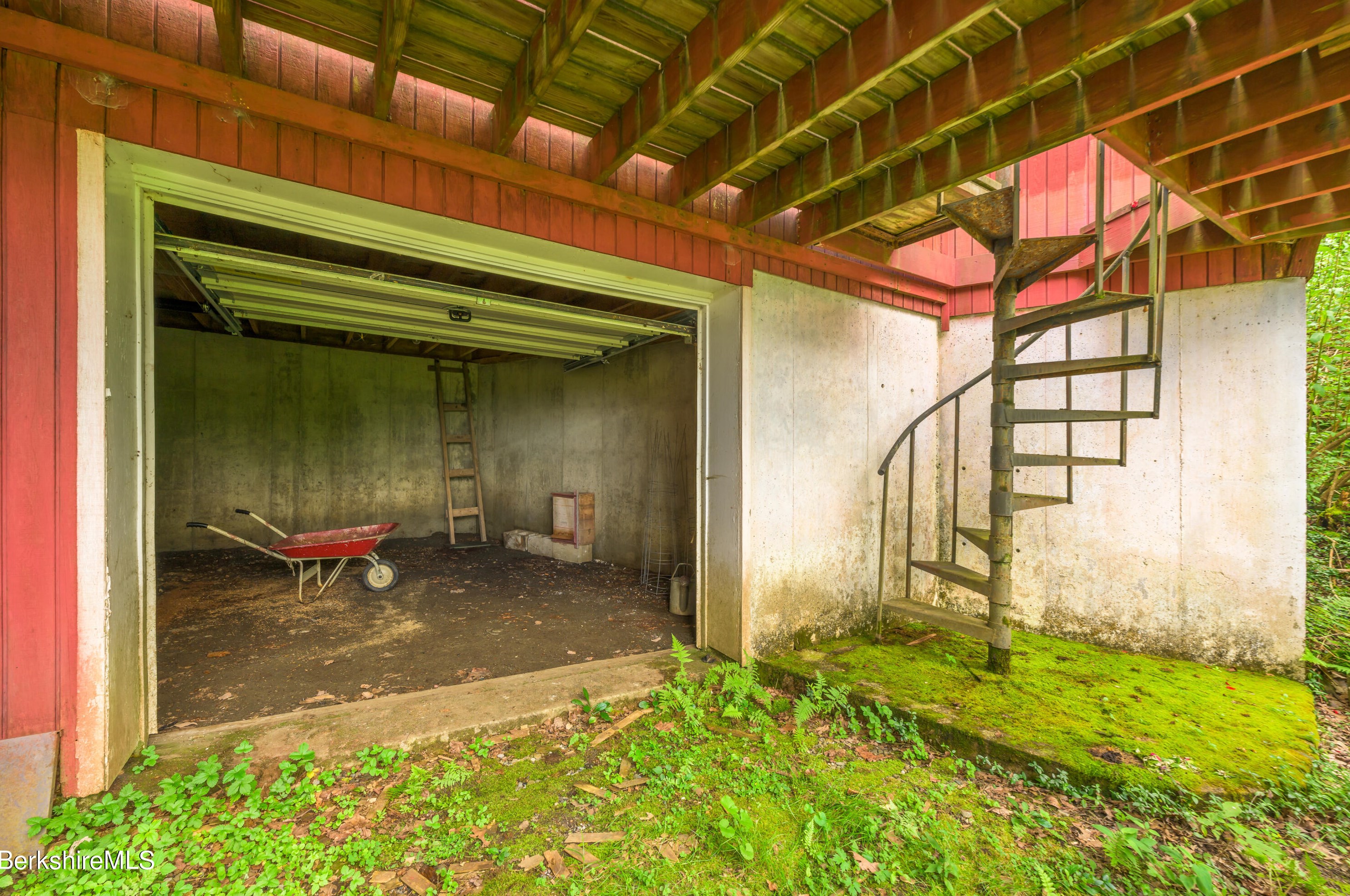 33 Birch Hl Rd, Alford MA 01266-9301 exterior