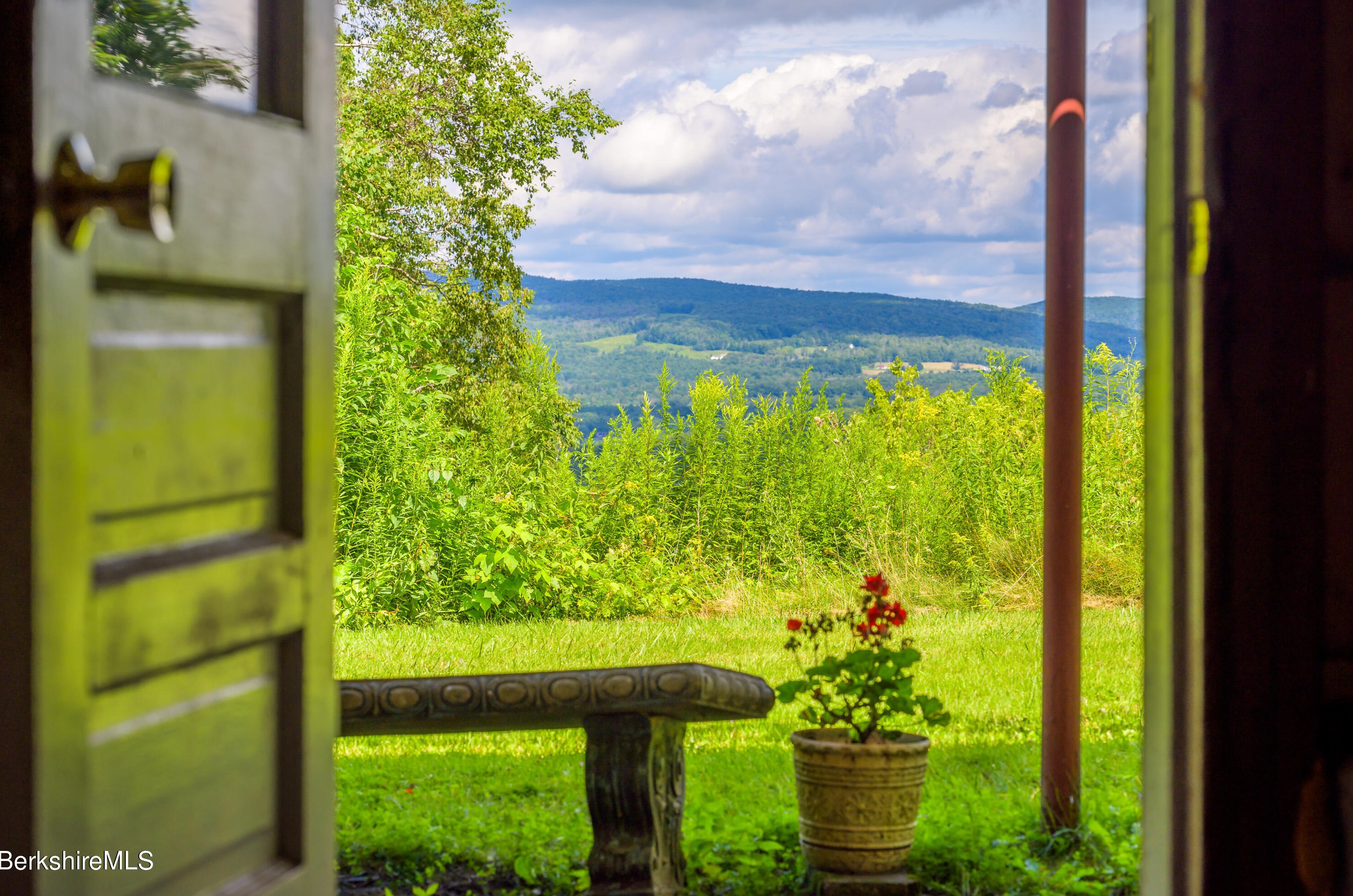 33 Birch Hl Rd, Alford MA 01266-9301 exterior