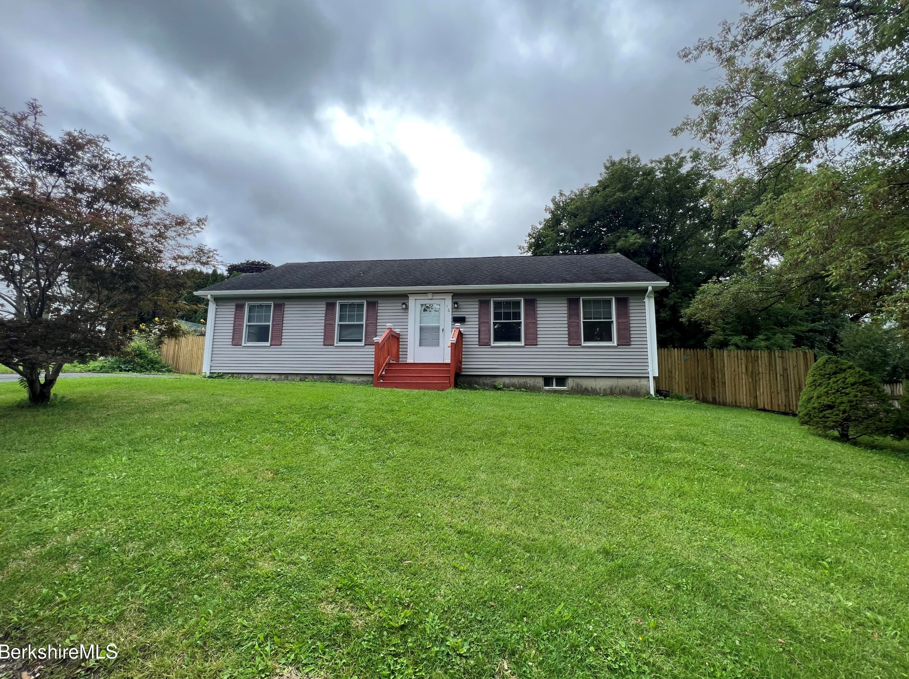 16 Murphy Pl, Pittsfield, MA 01201 exterior