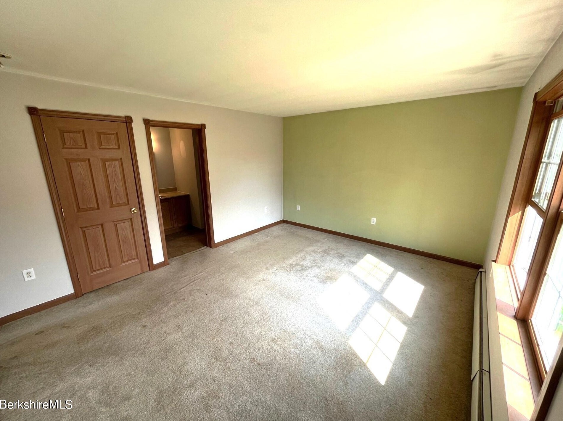 75 Clarendon St, Pittsfield MA 01201-2512 exterior