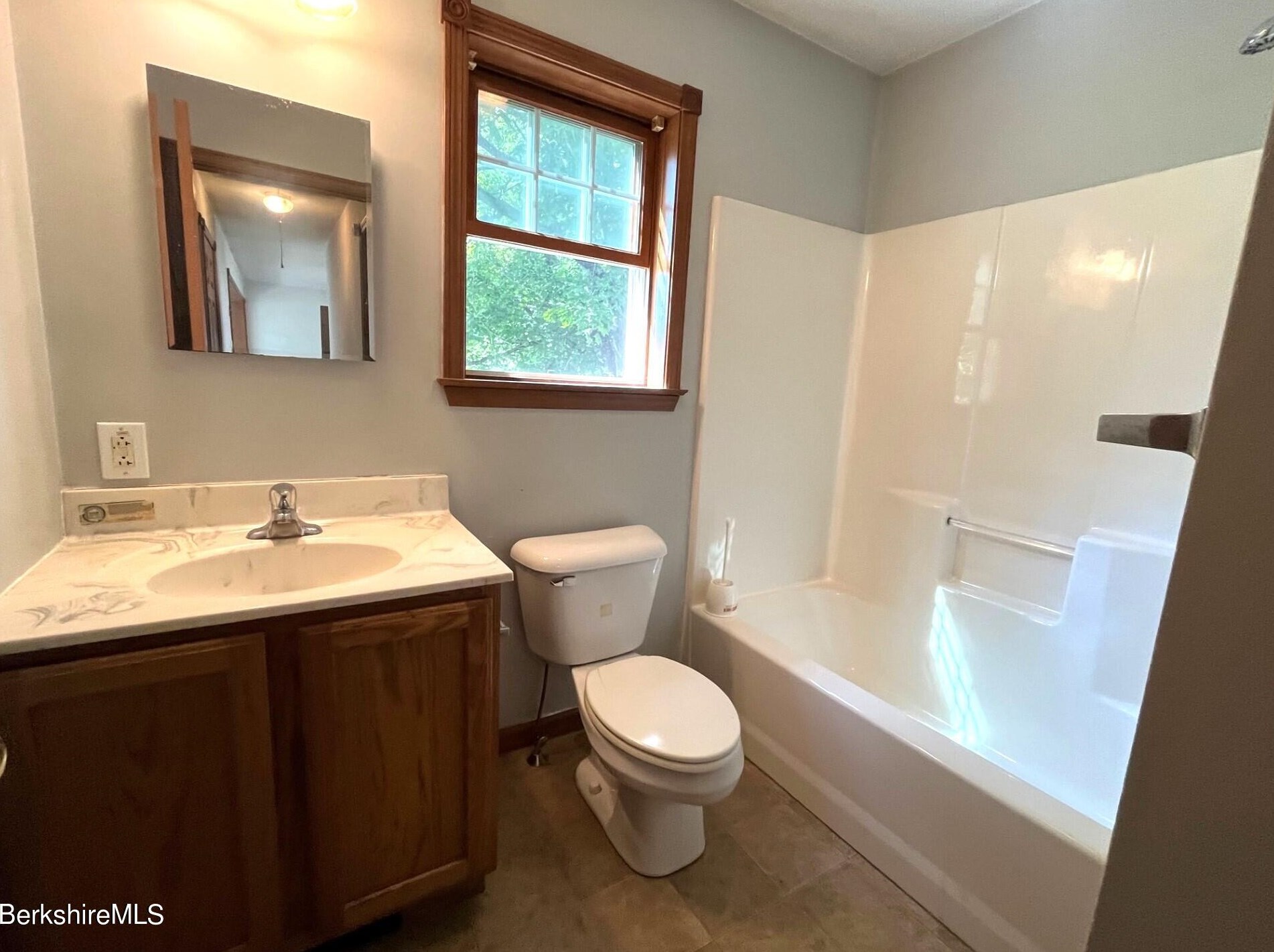 75 Clarendon St, Pittsfield MA 01201-2512 exterior