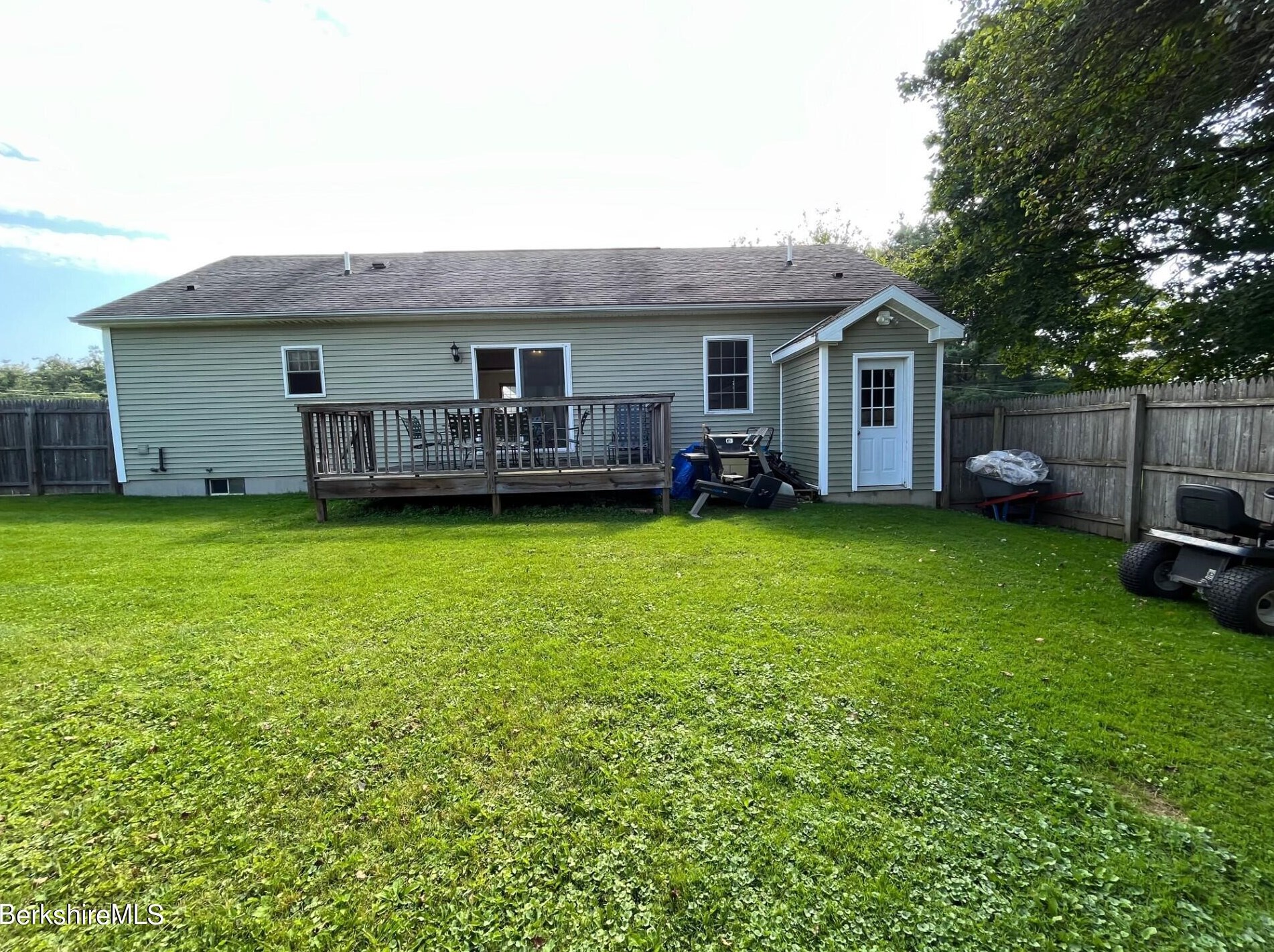 75 Clarendon St, Pittsfield MA 01201-2512 exterior