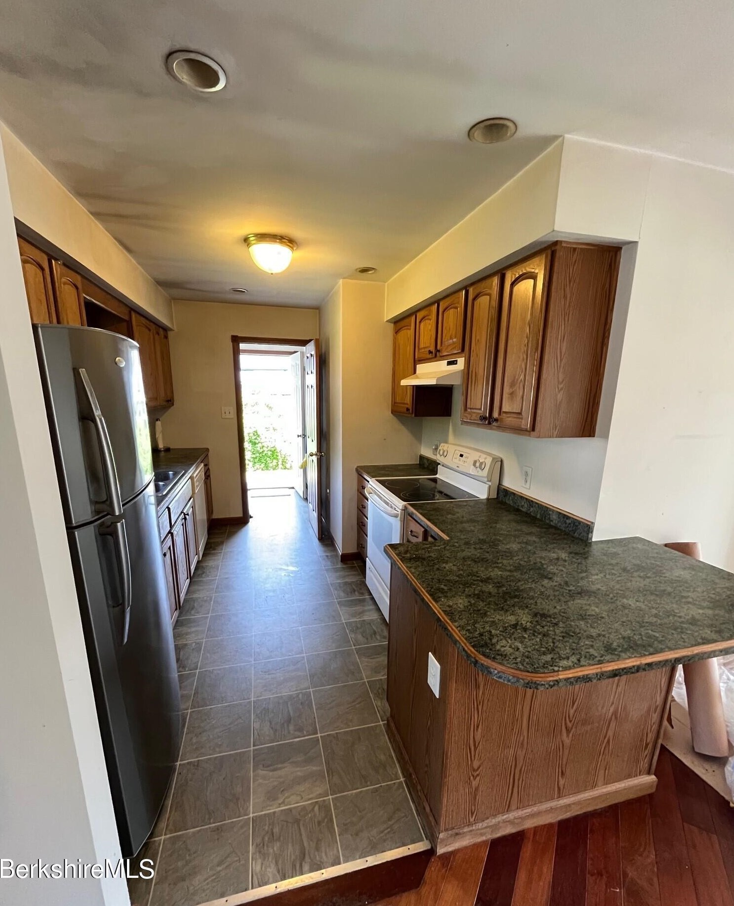 75 Clarendon St, Pittsfield MA 01201-2512 exterior