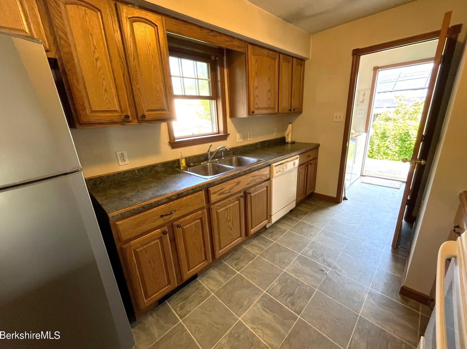 75 Clarendon St, Pittsfield MA 01201-2512 exterior