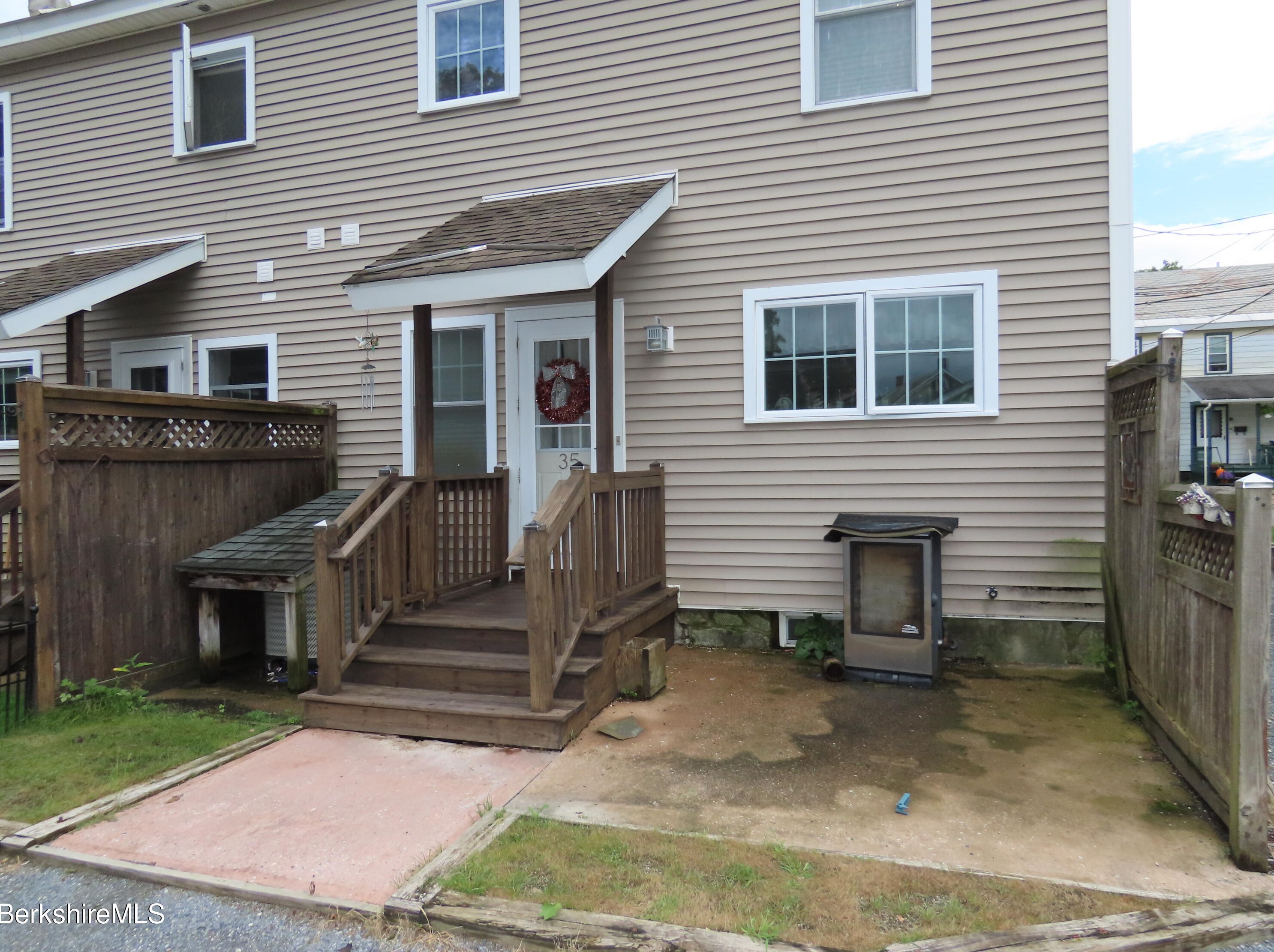 35 Taft St, Clarksburg, MA 01247 exterior