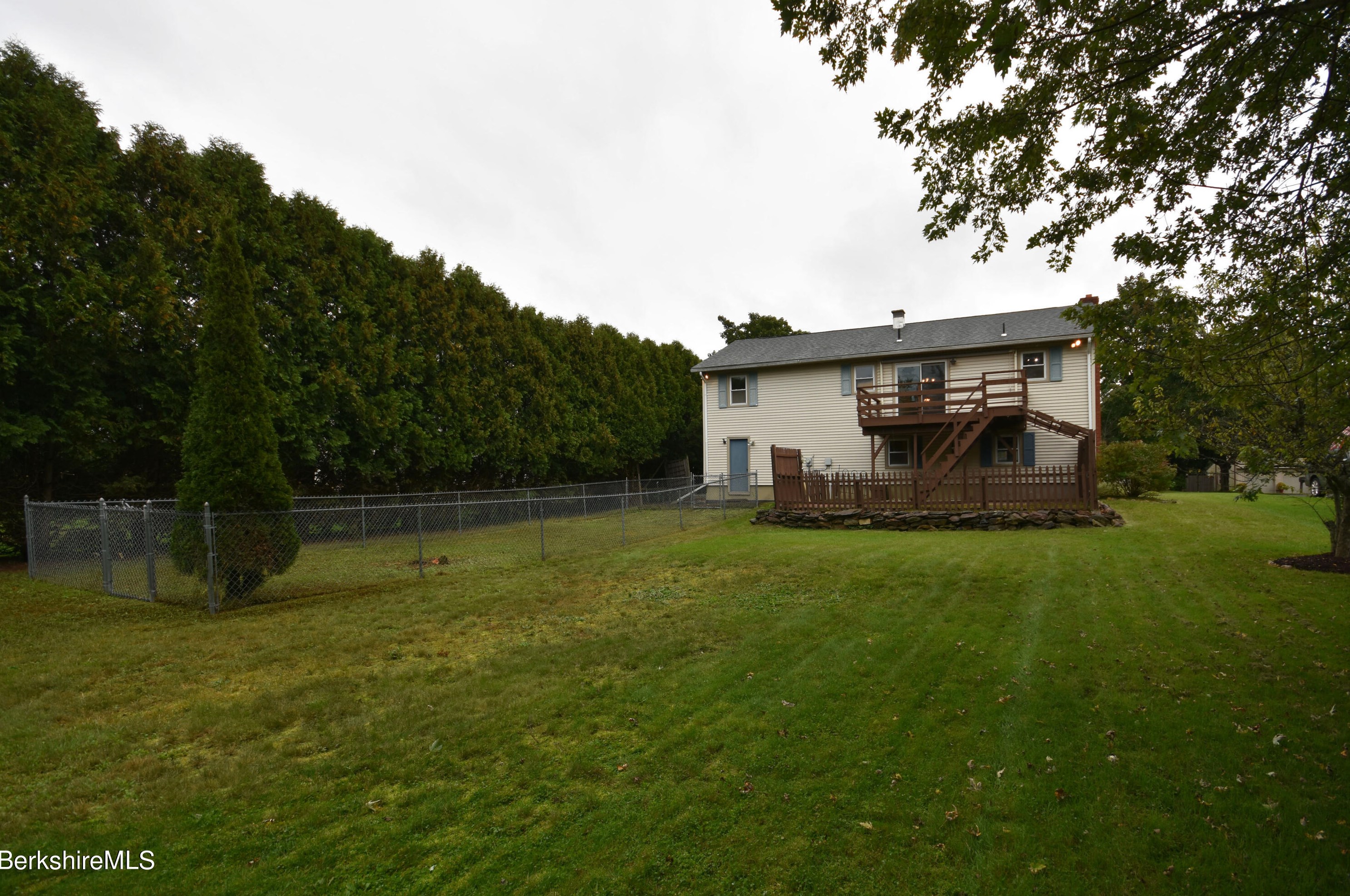 12 Winesap Rd, Pittsfield MA 01201-3835 exterior