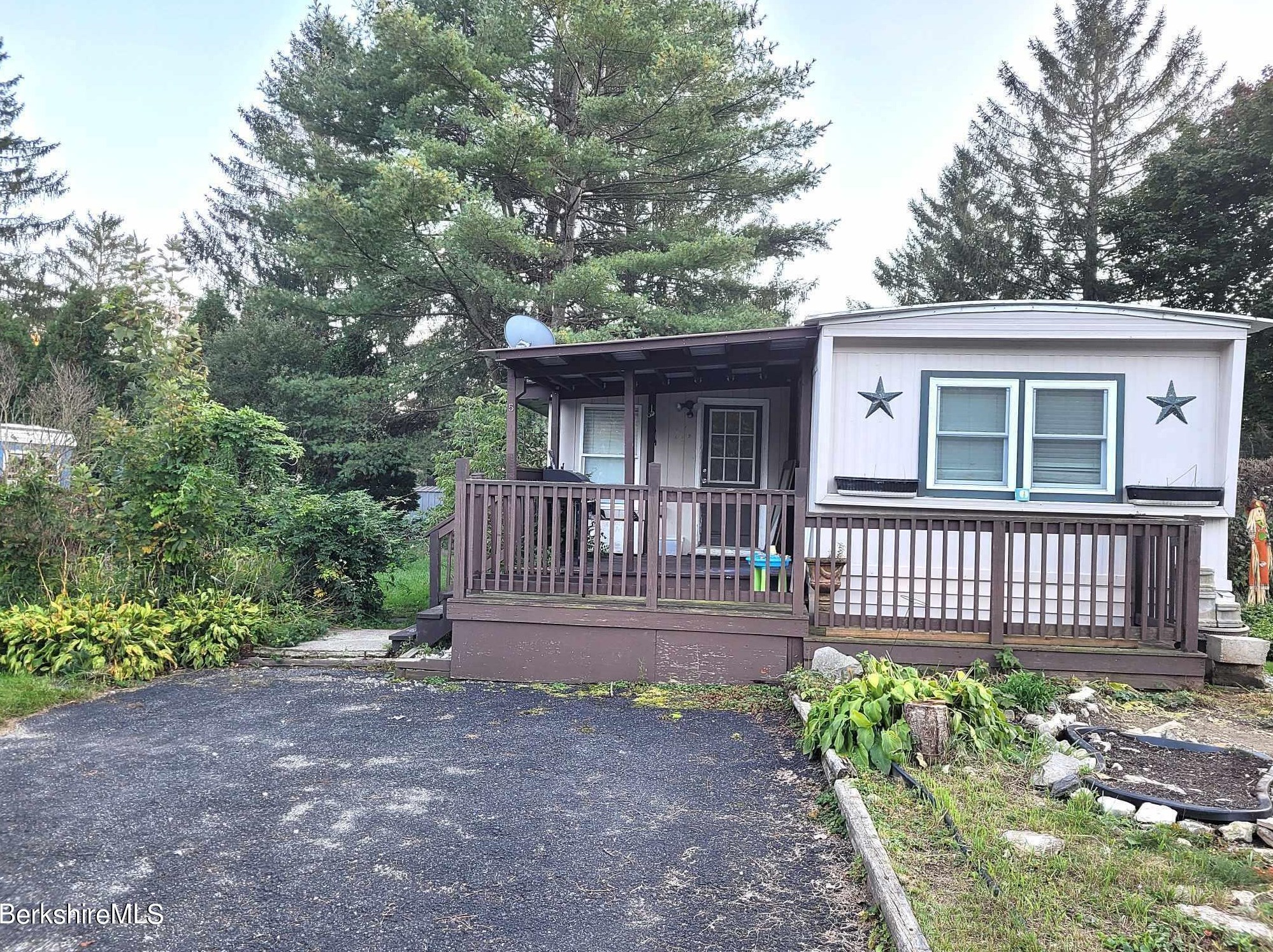 5 Cherokee Dr, Clarksburg, MA 01247-4106