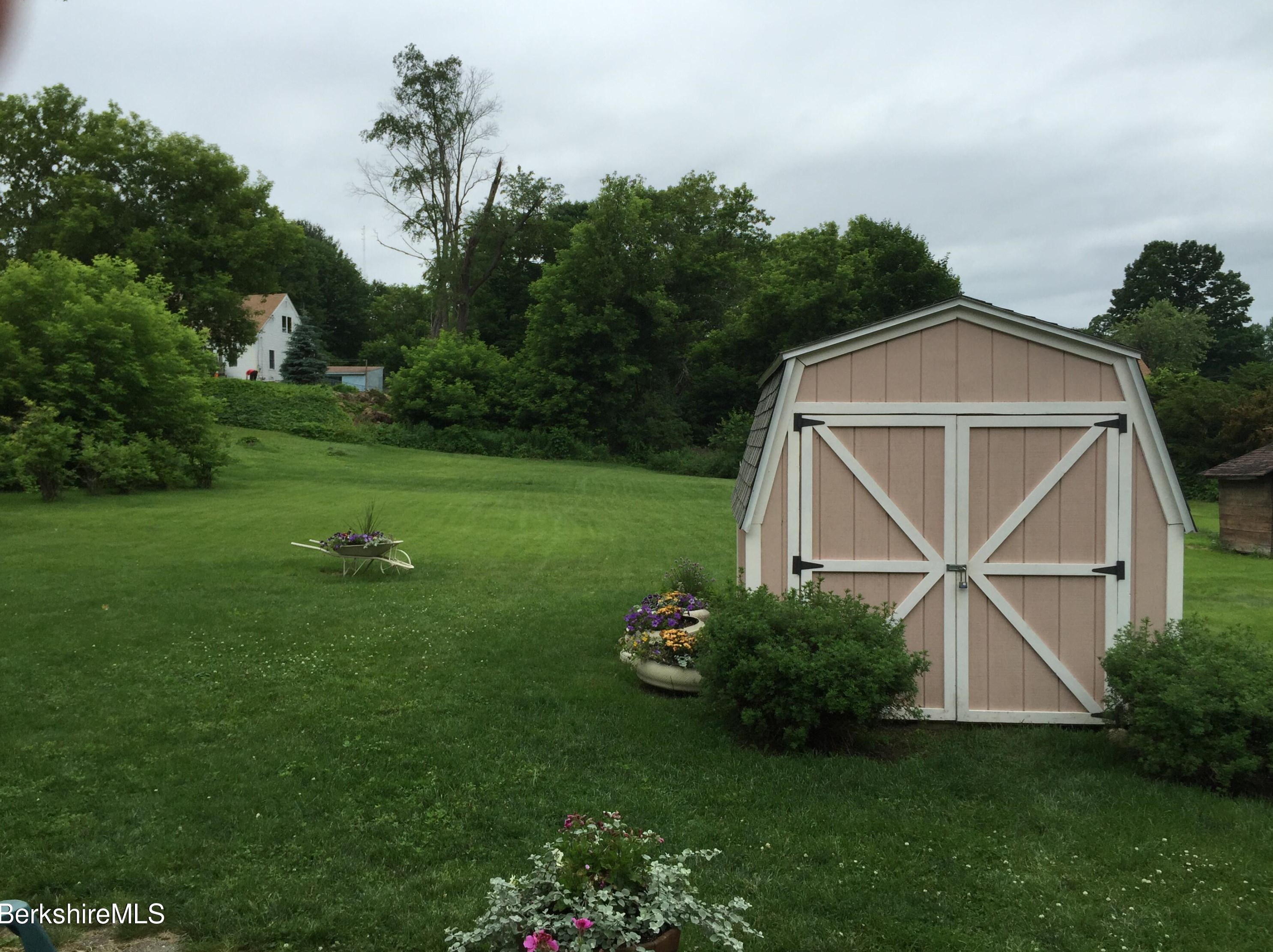 27 Paul Ave, Pittsfield, MA 01201 exterior