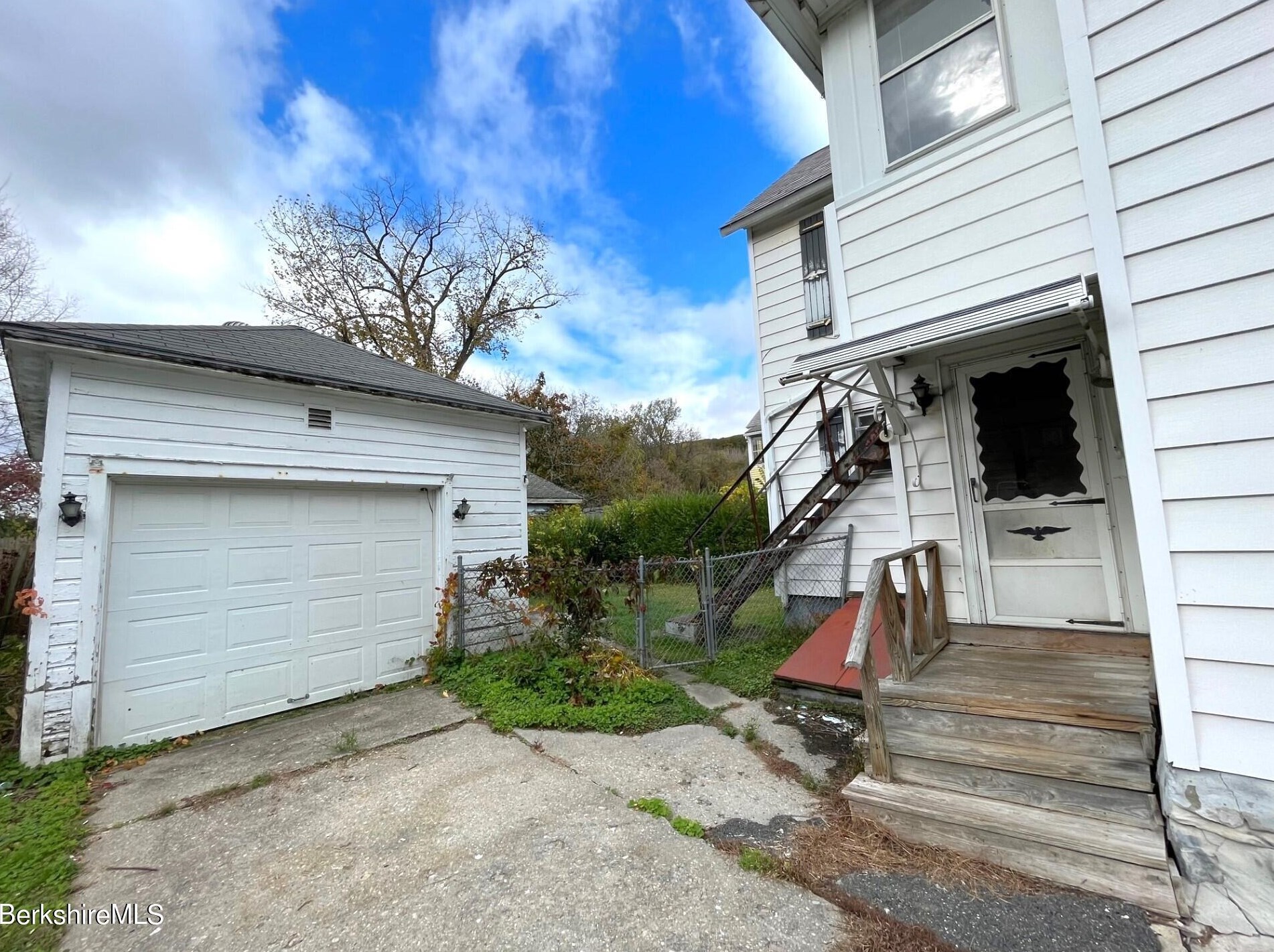 11 Goodrich St, Clarksburg MA 01247-3327 exterior