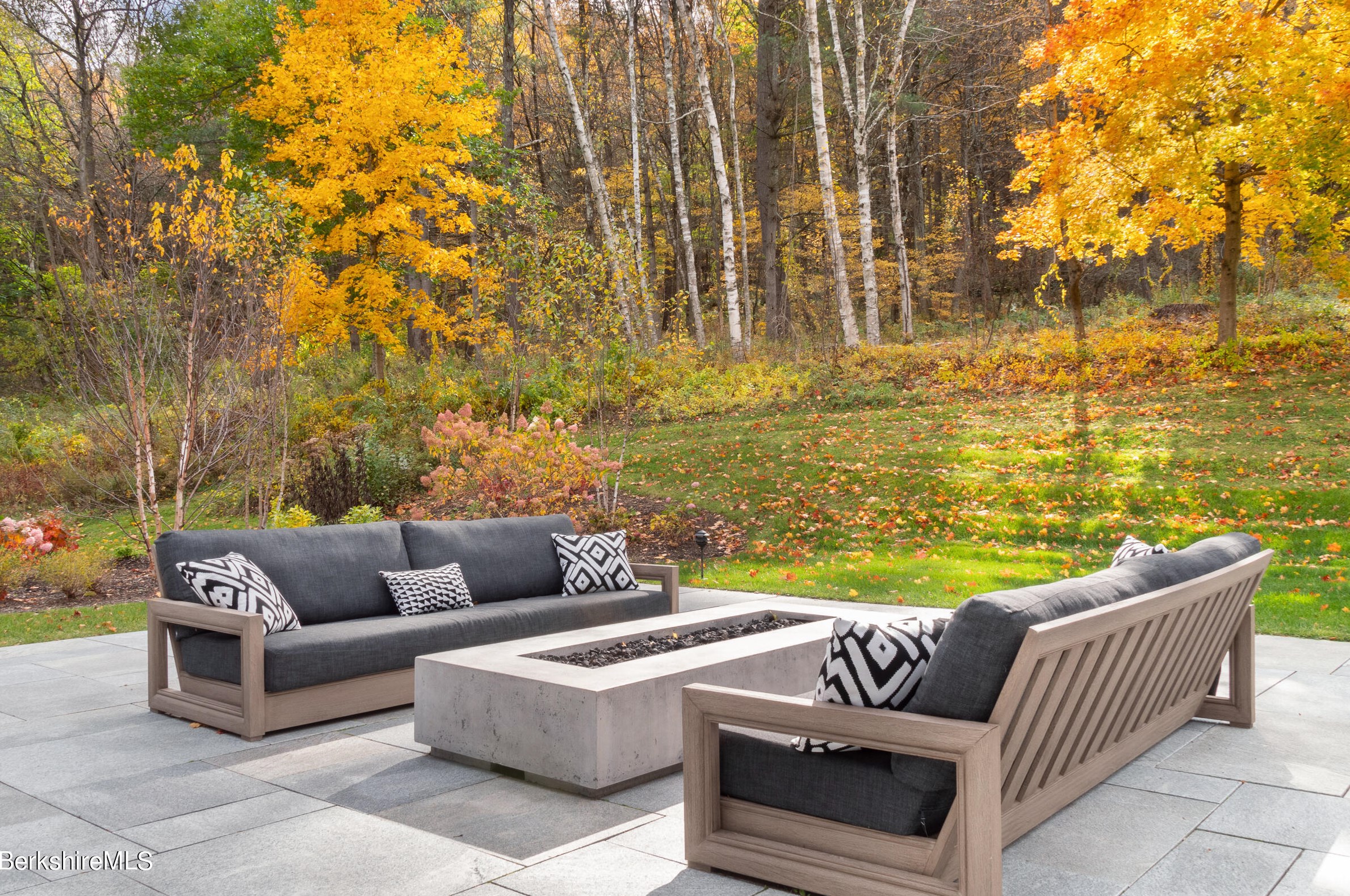 20 Cobb Rd, Alford MA 01230-1114 exterior