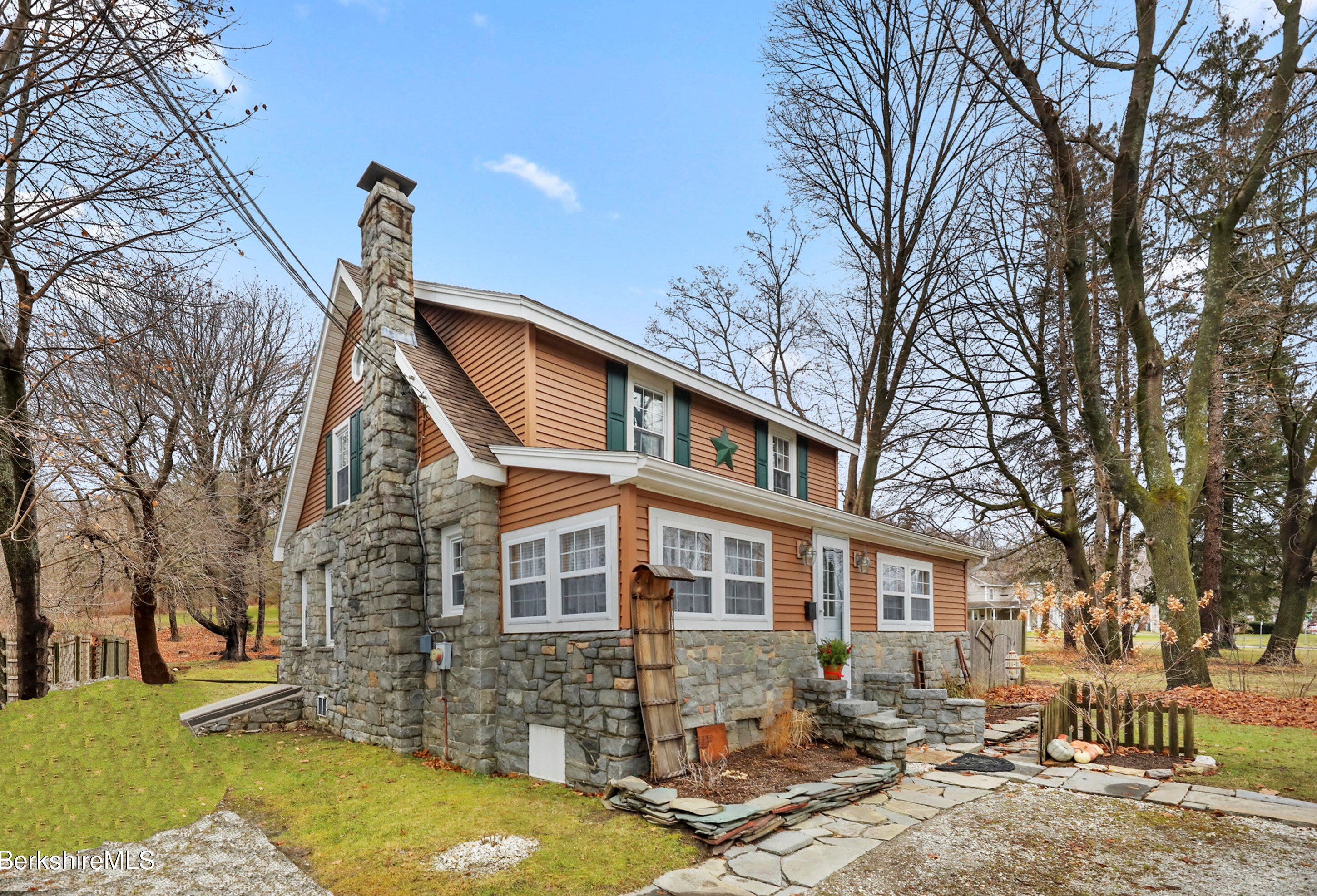 189 Housatonic St, Lee, MA 01238