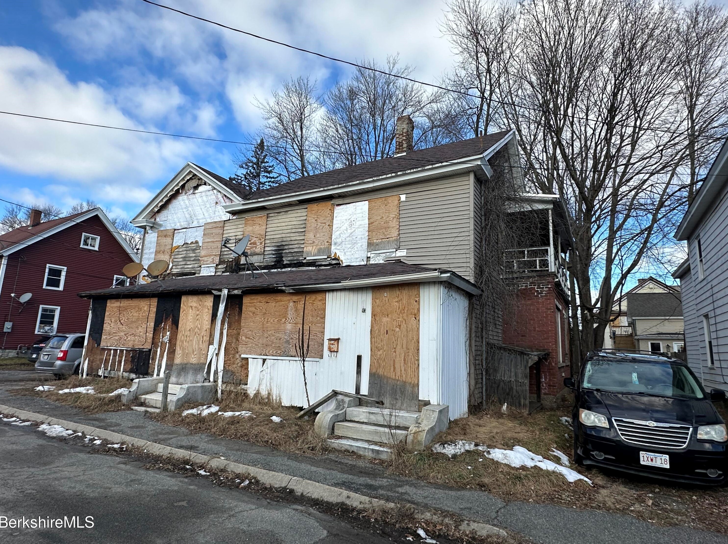 89 Orchard St, Pittsfield MA  01201-4828 exterior