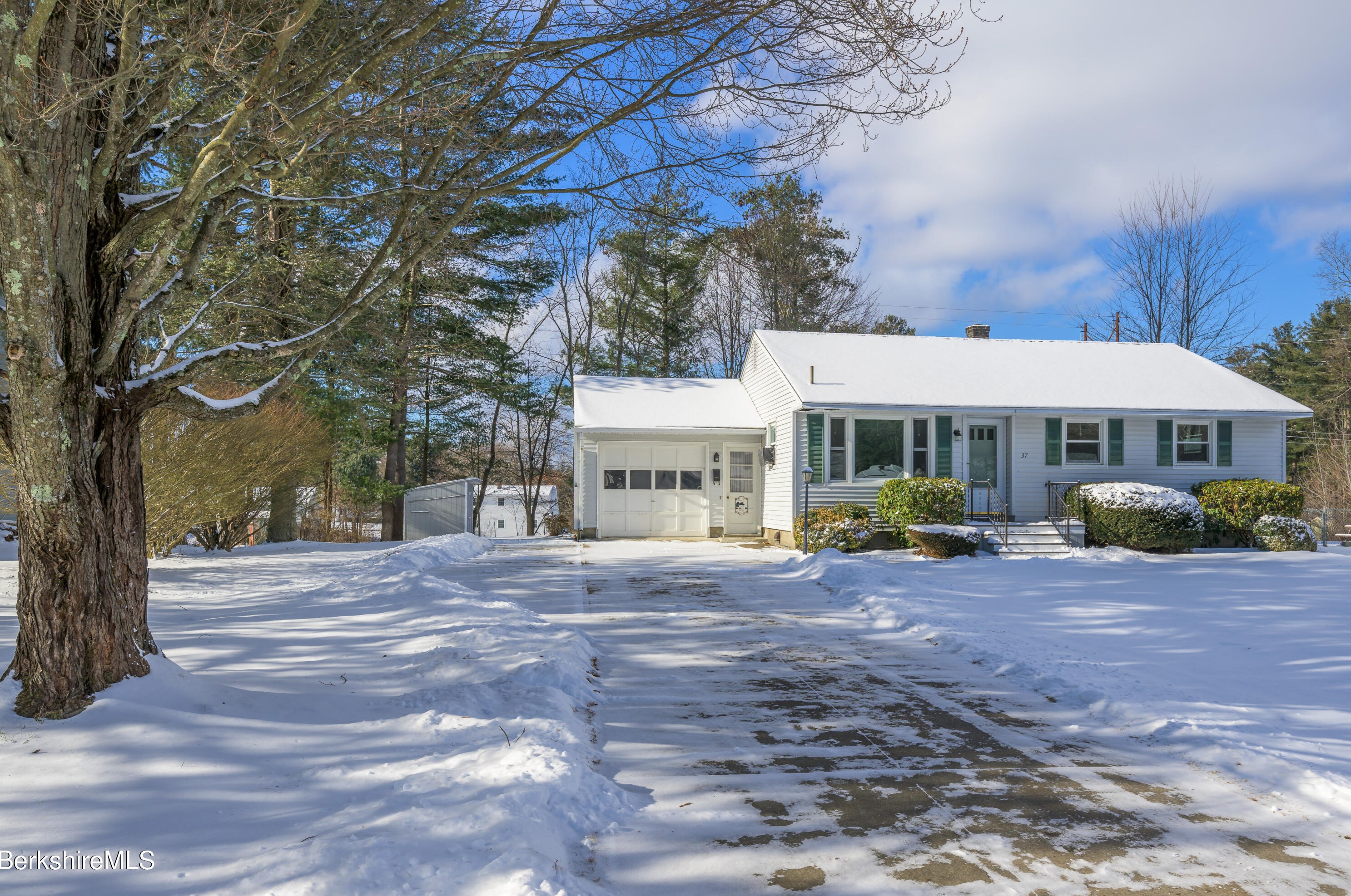 37 Elaine Dr, Pittsfield, MA 01201 exterior