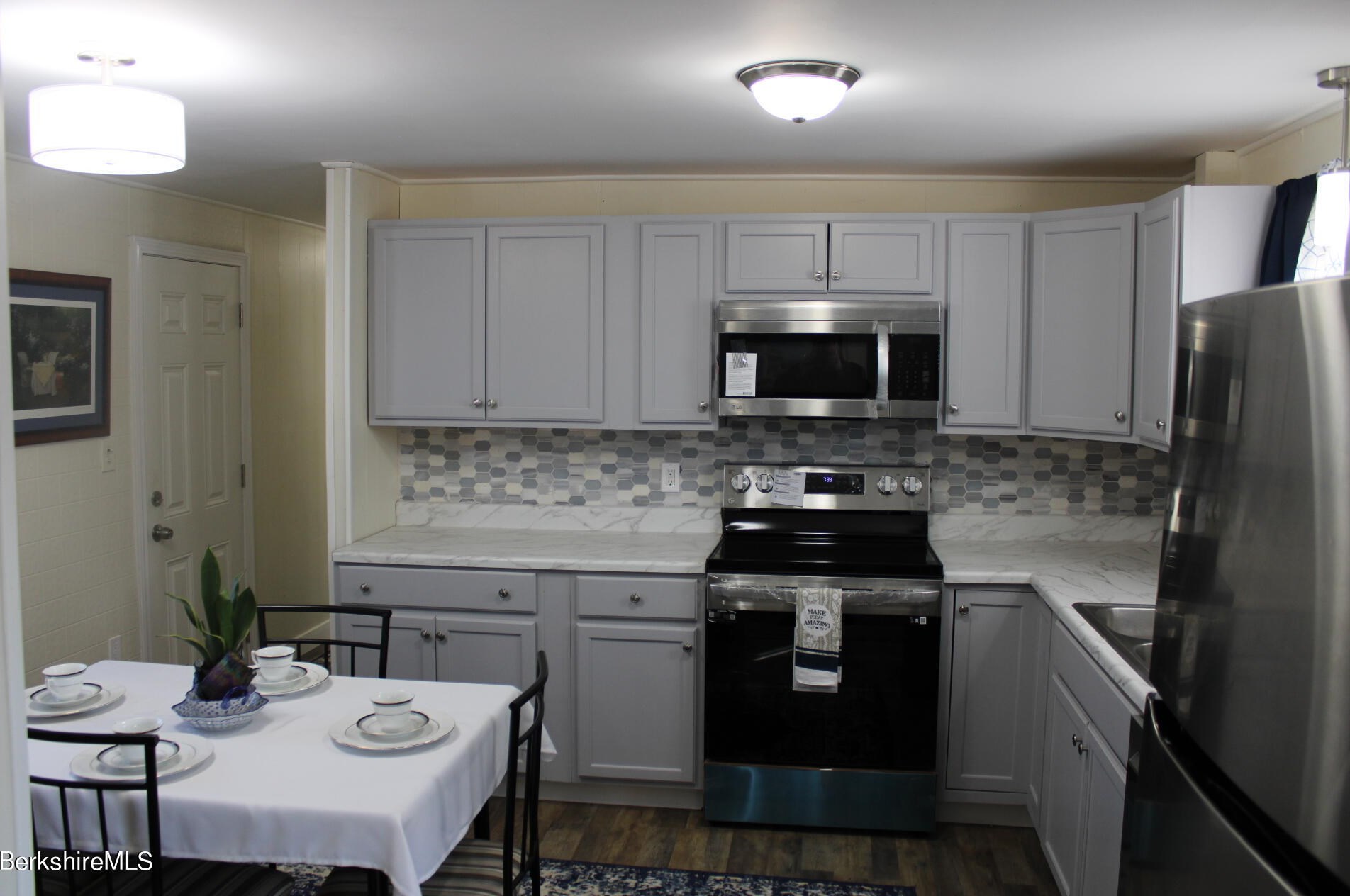 10 Lakewood Dr, Pittsfield, MA 01201-3025