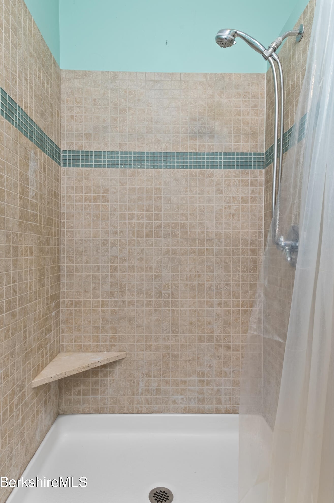 21 Berkshire Dr, Williamstown MA  01267-2517 exterior