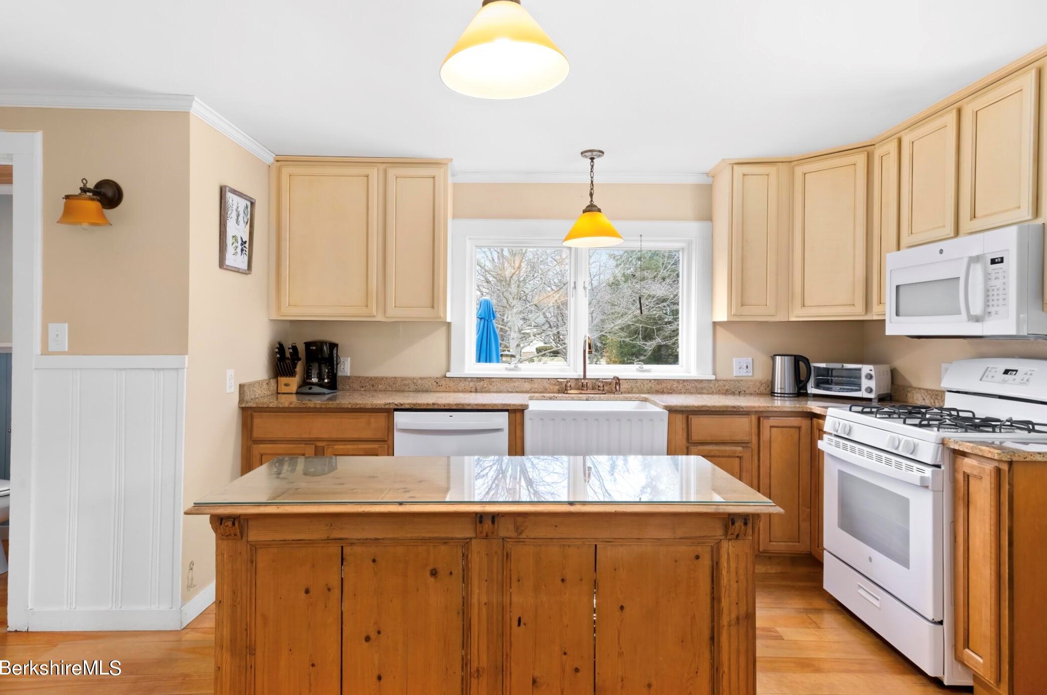 21 Berkshire Dr, Williamstown MA  01267-2517 exterior