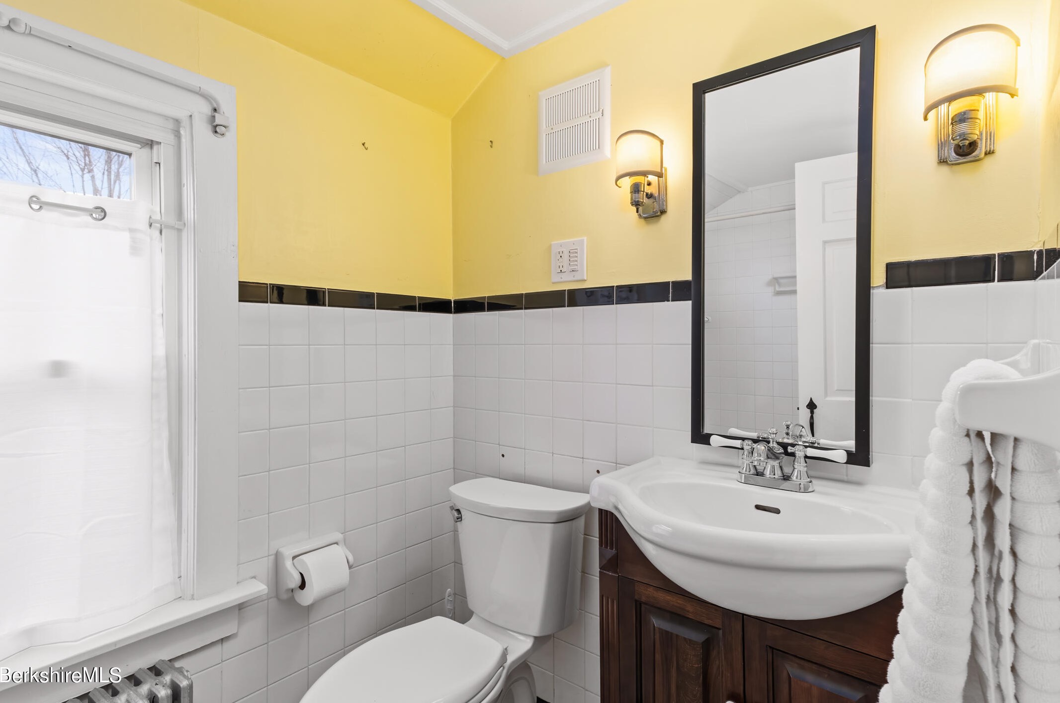 21 Berkshire Dr, Williamstown MA  01267-2517 exterior