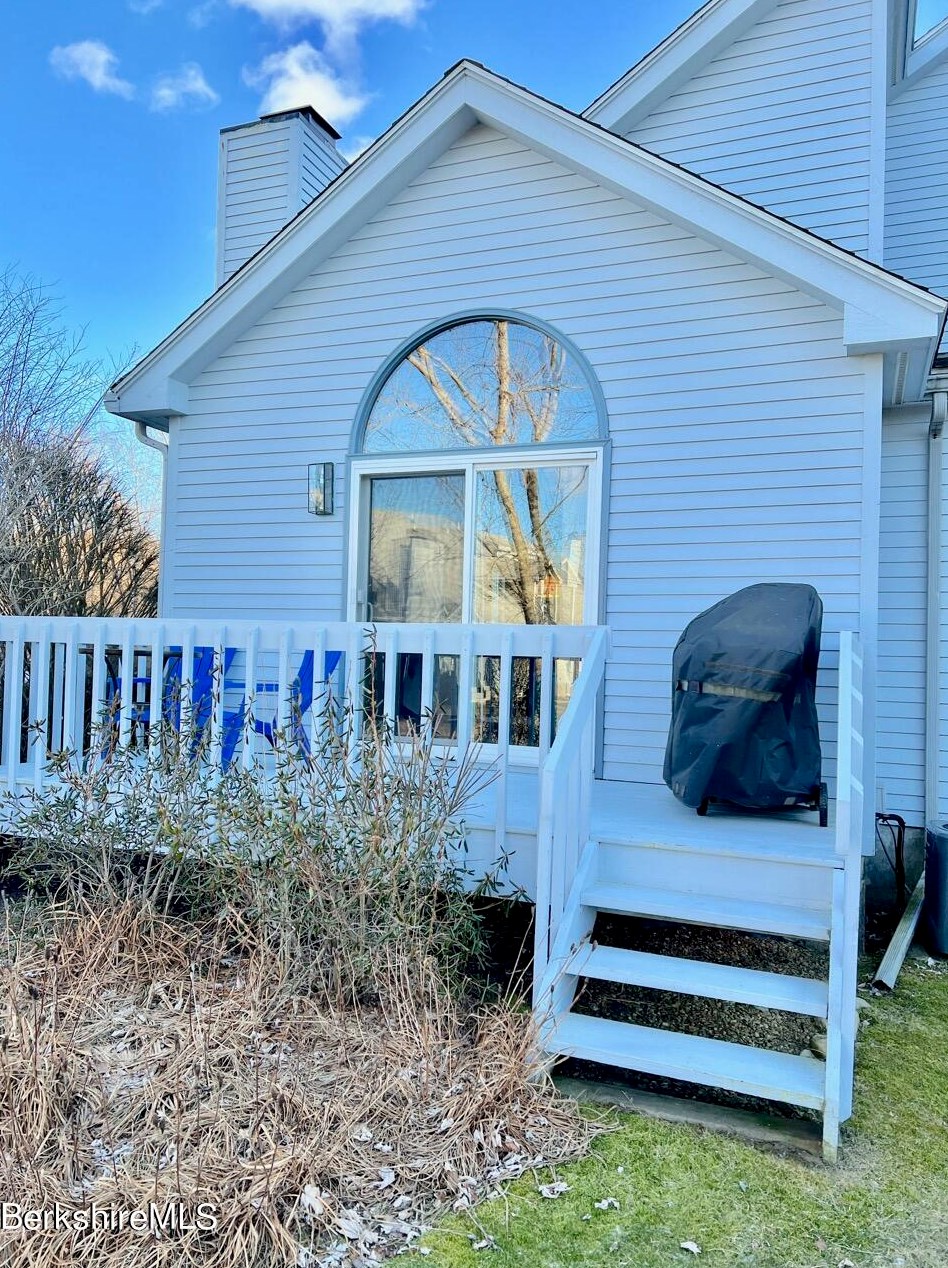 H-1 Pondview Dr, Pittsfield, MA 01202 exterior