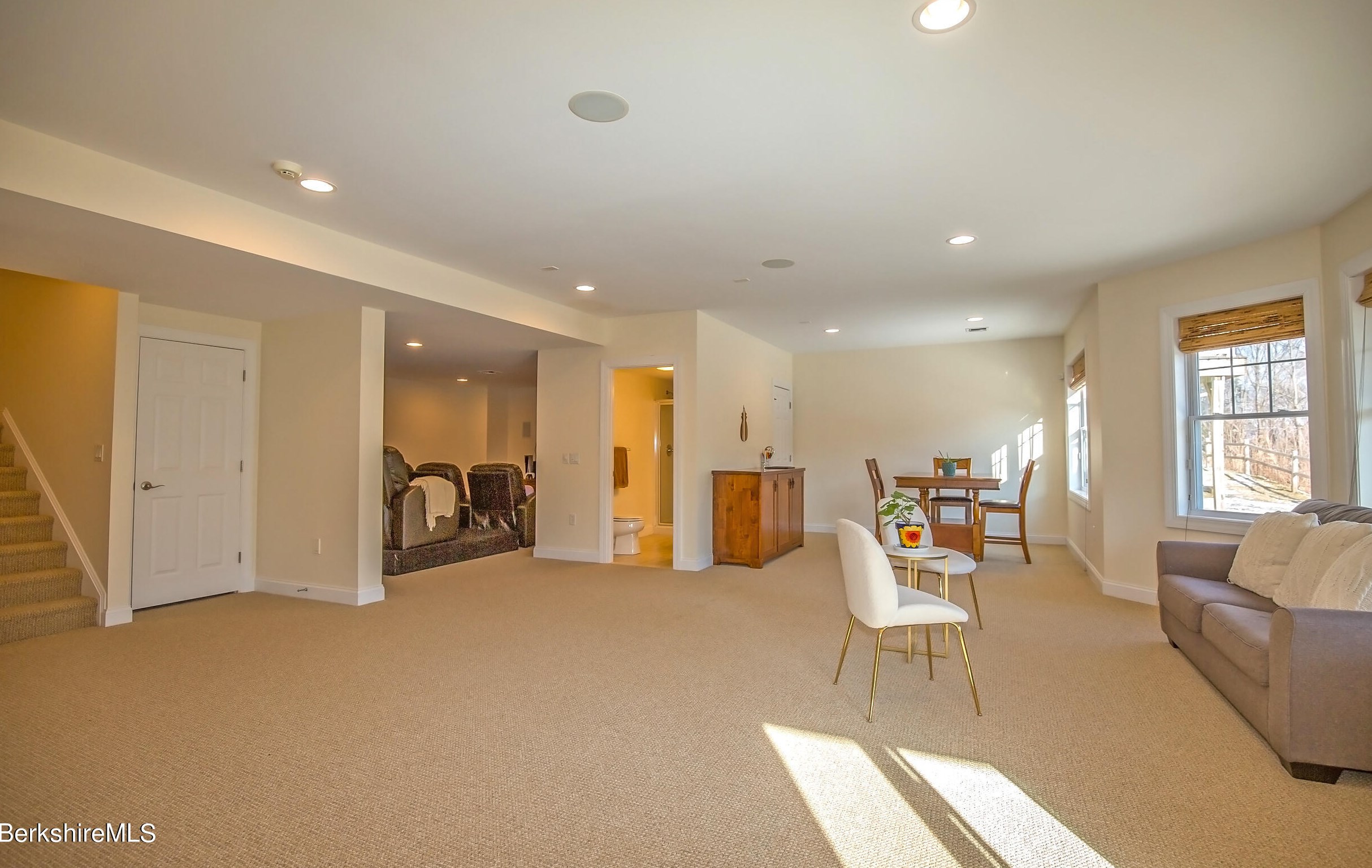 77 Alpine Trl, Pittsfield MA 01201-8844 exterior