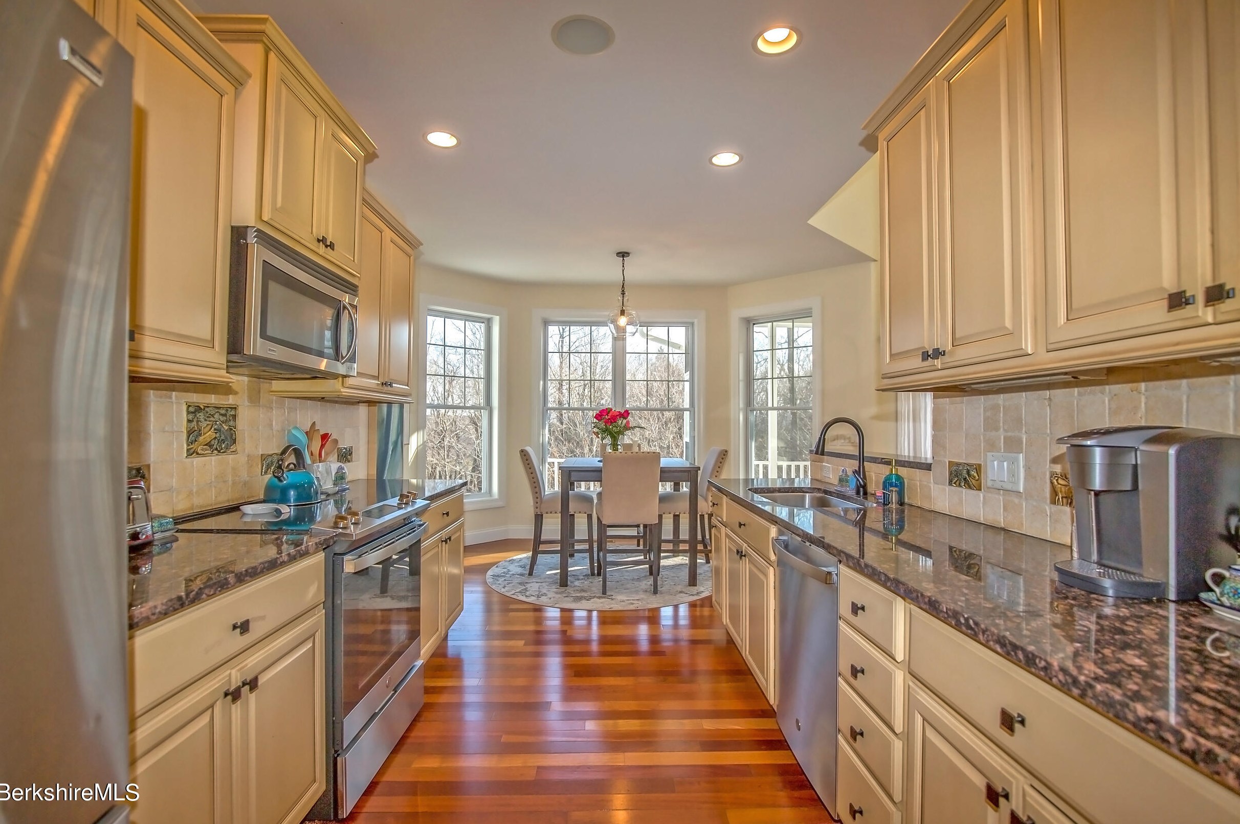 77 Alpine Trl, Pittsfield MA 01201-8844 exterior