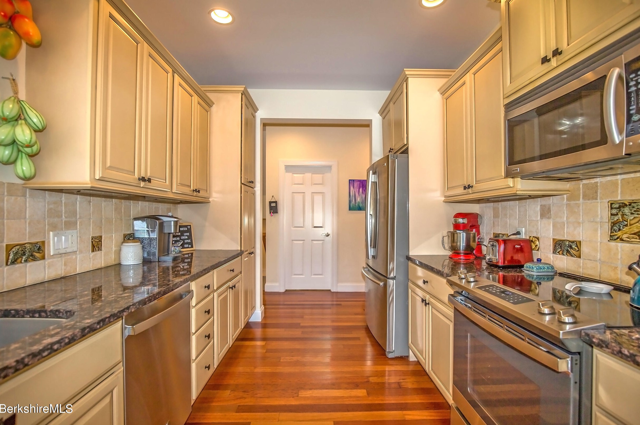 77 Alpine Trl, Pittsfield MA 01201-8844 exterior