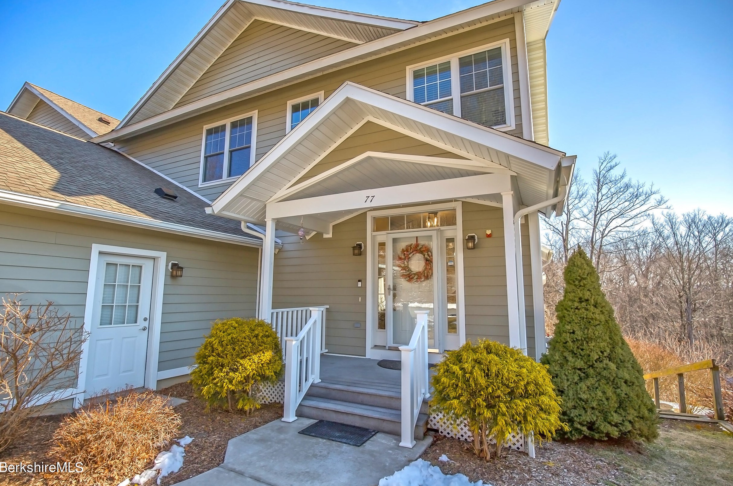 77 Alpine Trl, Pittsfield MA 01201-8844 exterior