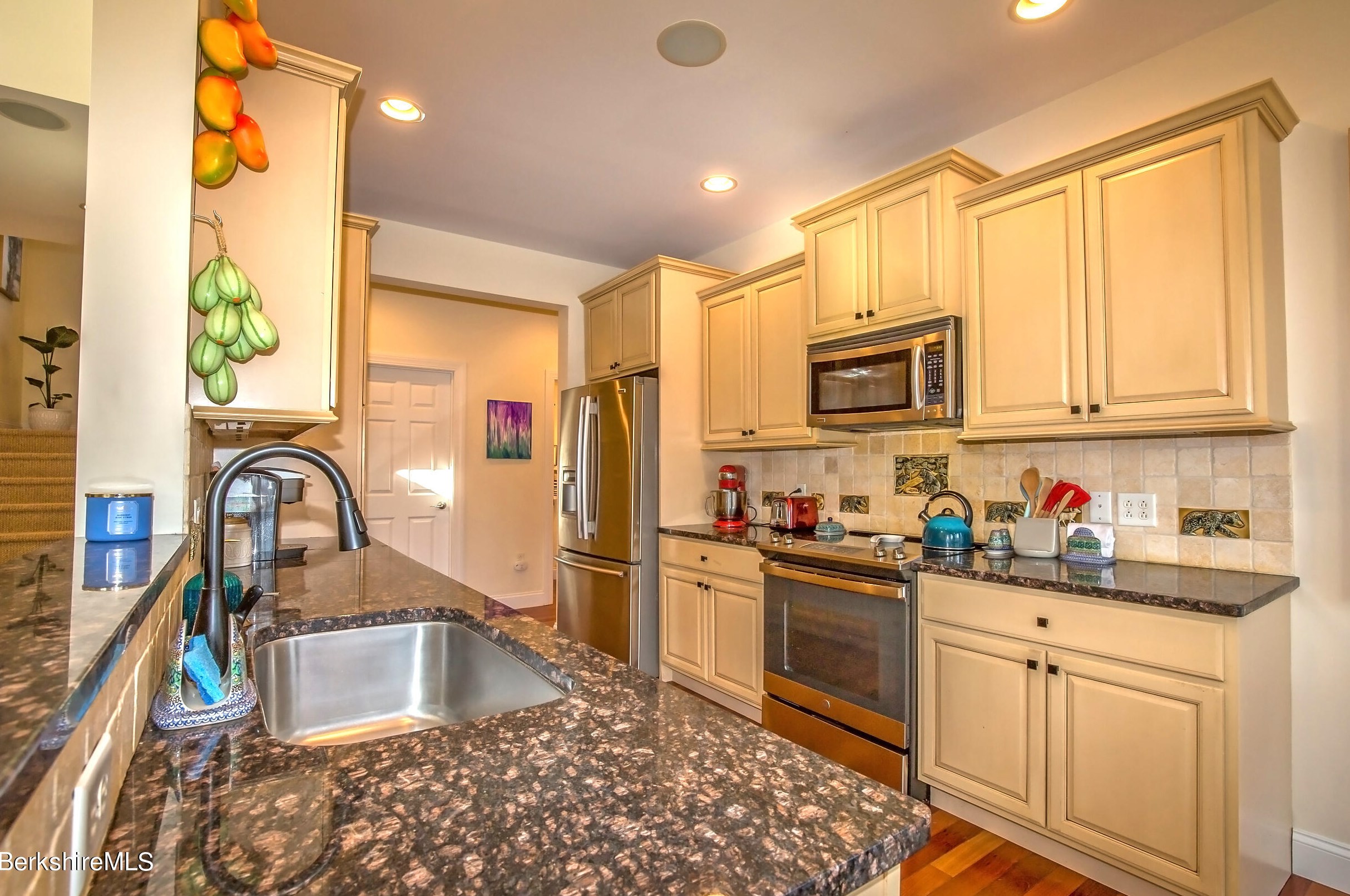 77 Alpine Trl, Pittsfield MA 01201-8844 exterior