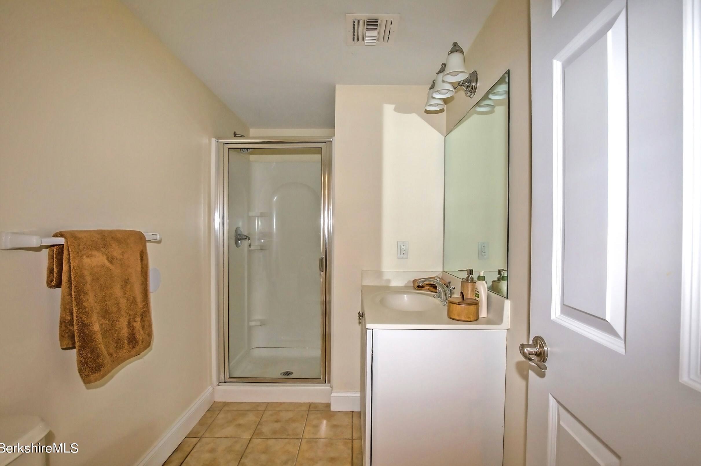 77 Alpine Trl, Pittsfield MA 01201-8844 exterior