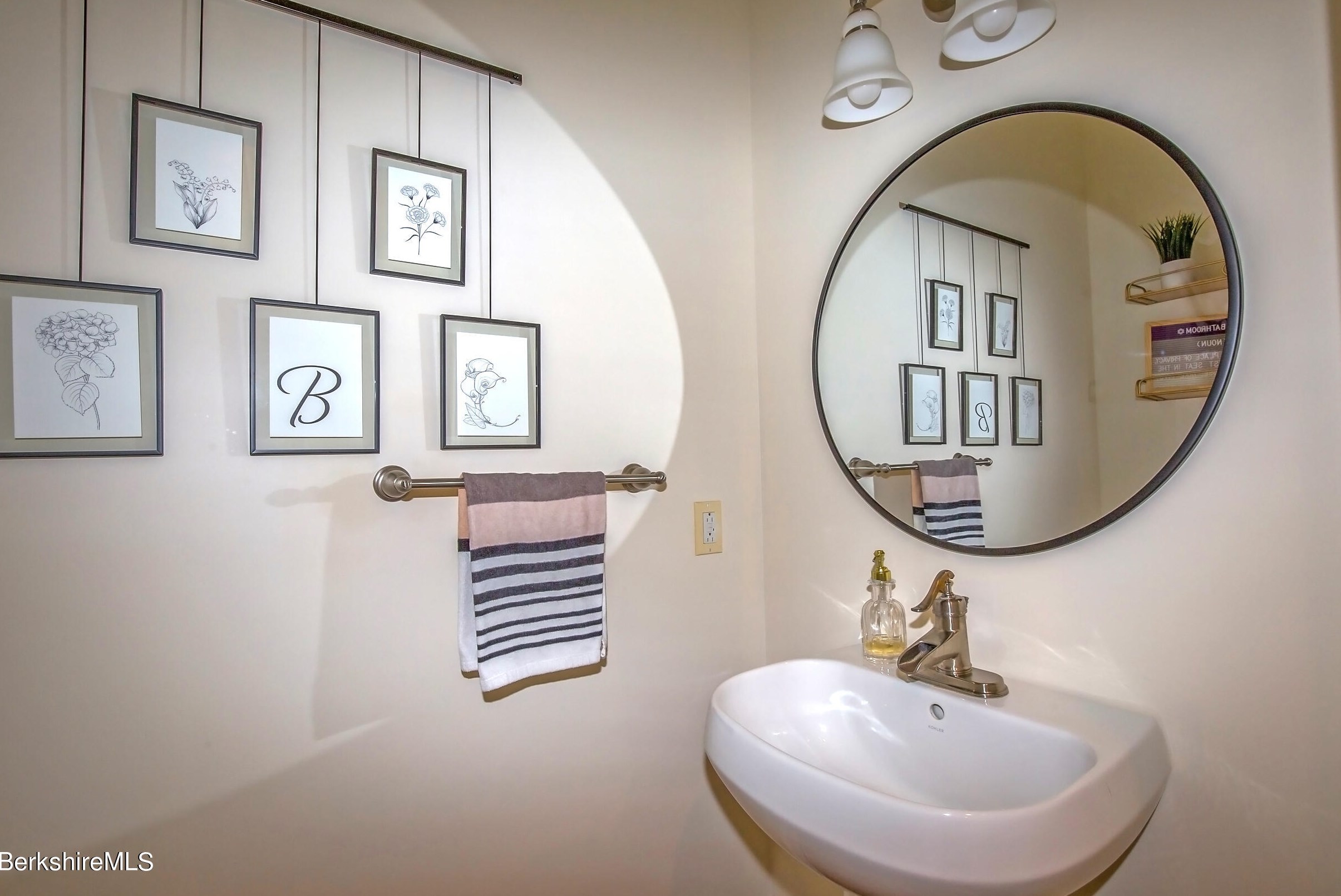 77 Alpine Trl, Pittsfield MA 01201-8844 exterior