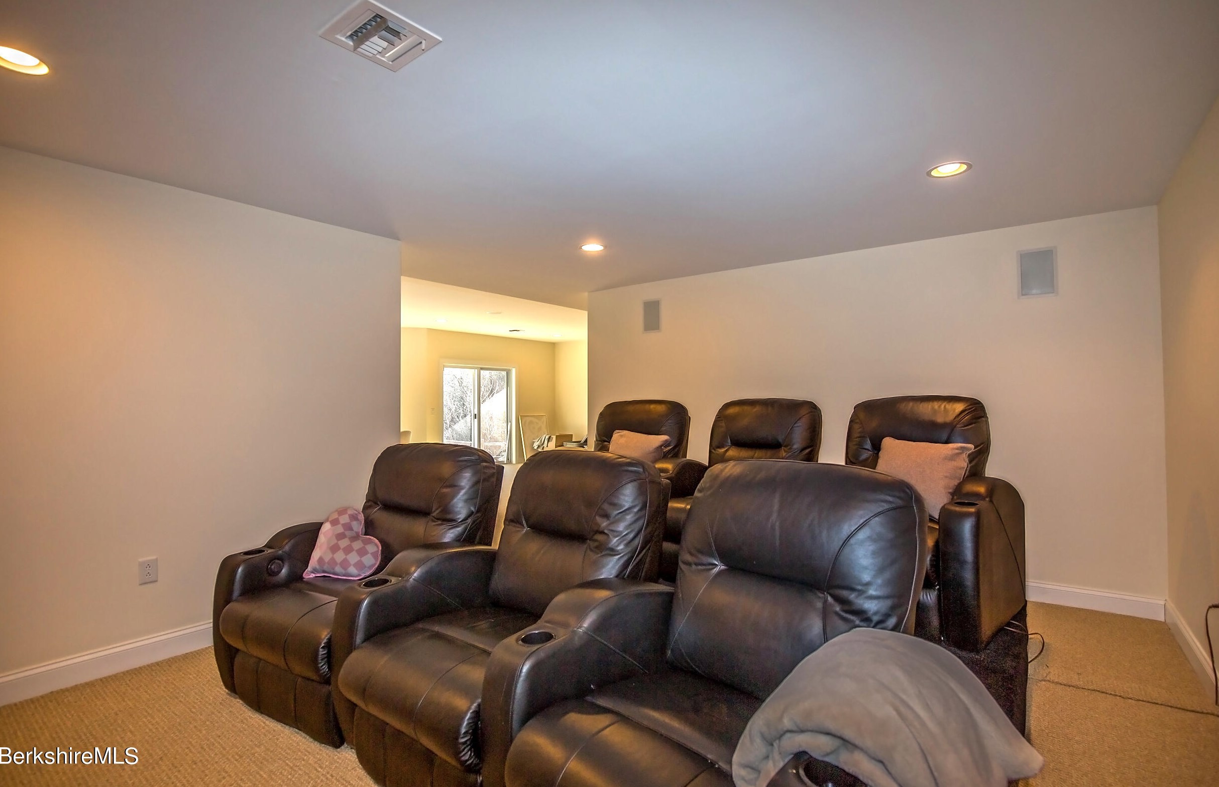 77 Alpine Trl, Pittsfield MA 01201-8844 exterior