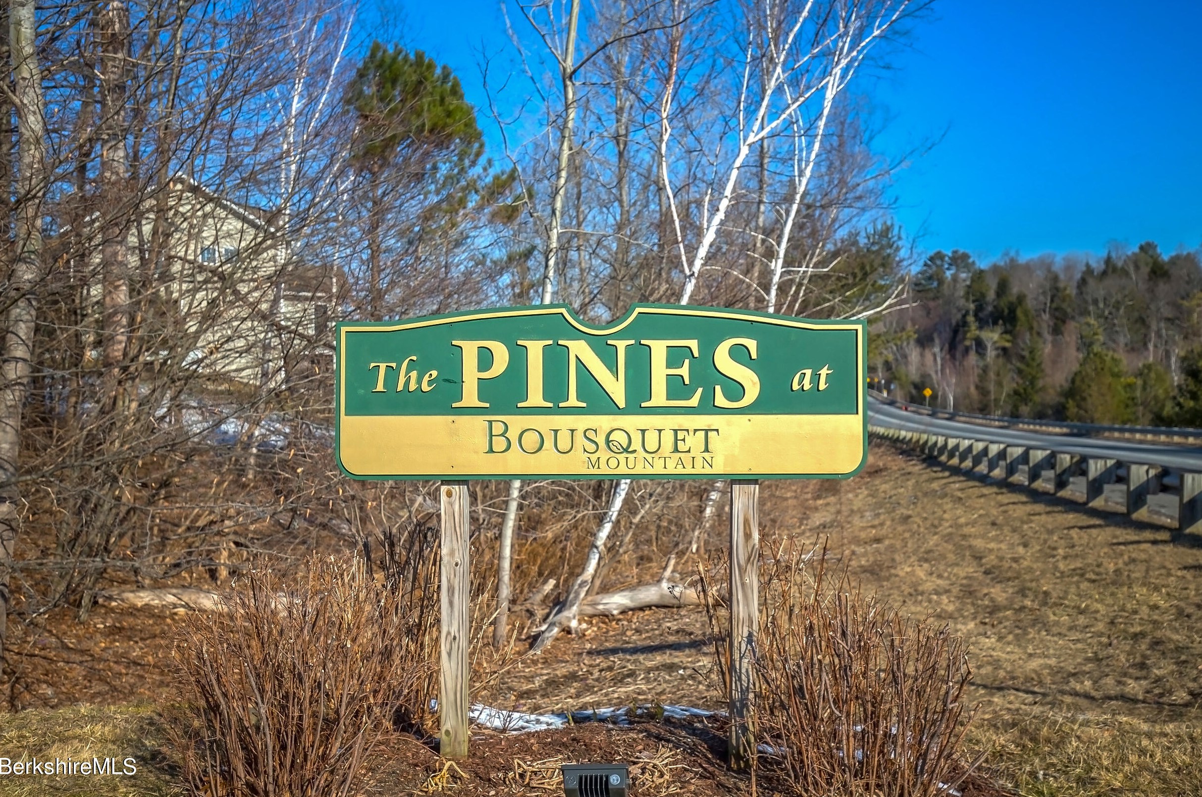 77 Alpine Trl, Pittsfield MA 01201-8844 exterior