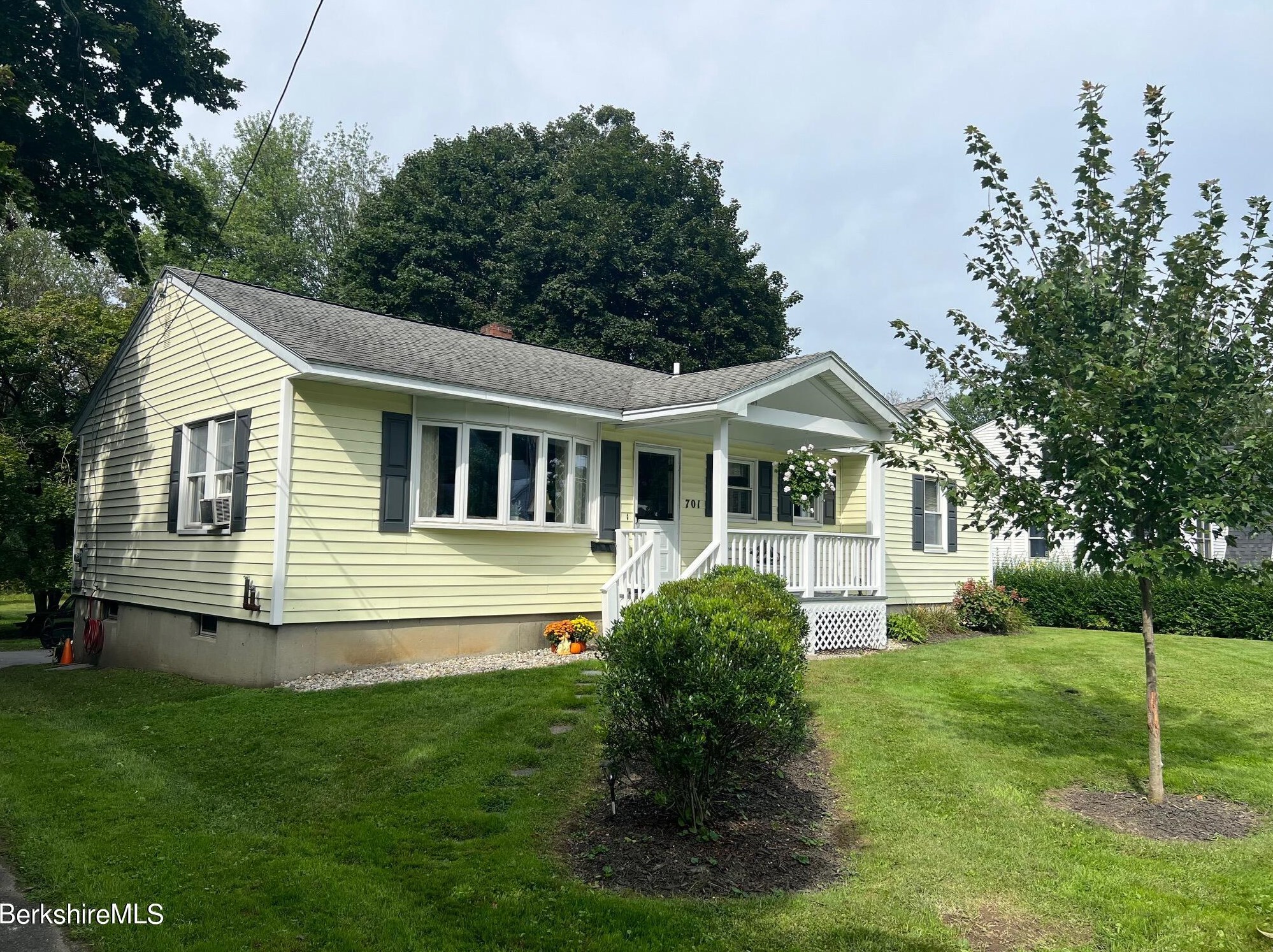 701 Simonds Rd, Wmstown, MA 01267 exterior