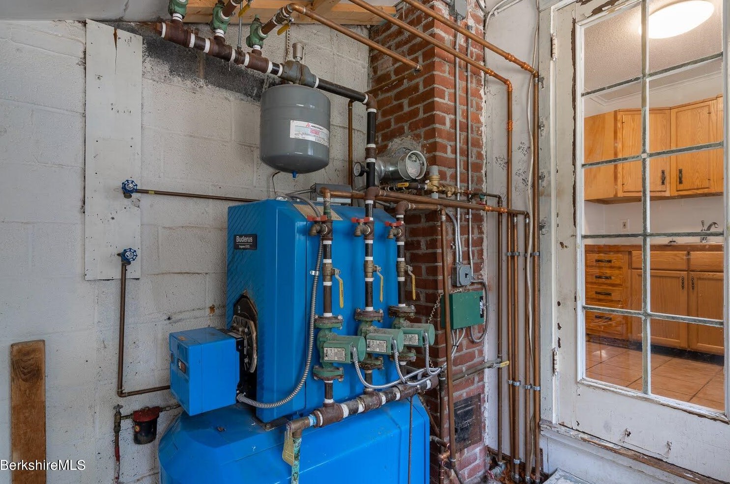 590 Main St, Sheffield MA 01257-9696 exterior