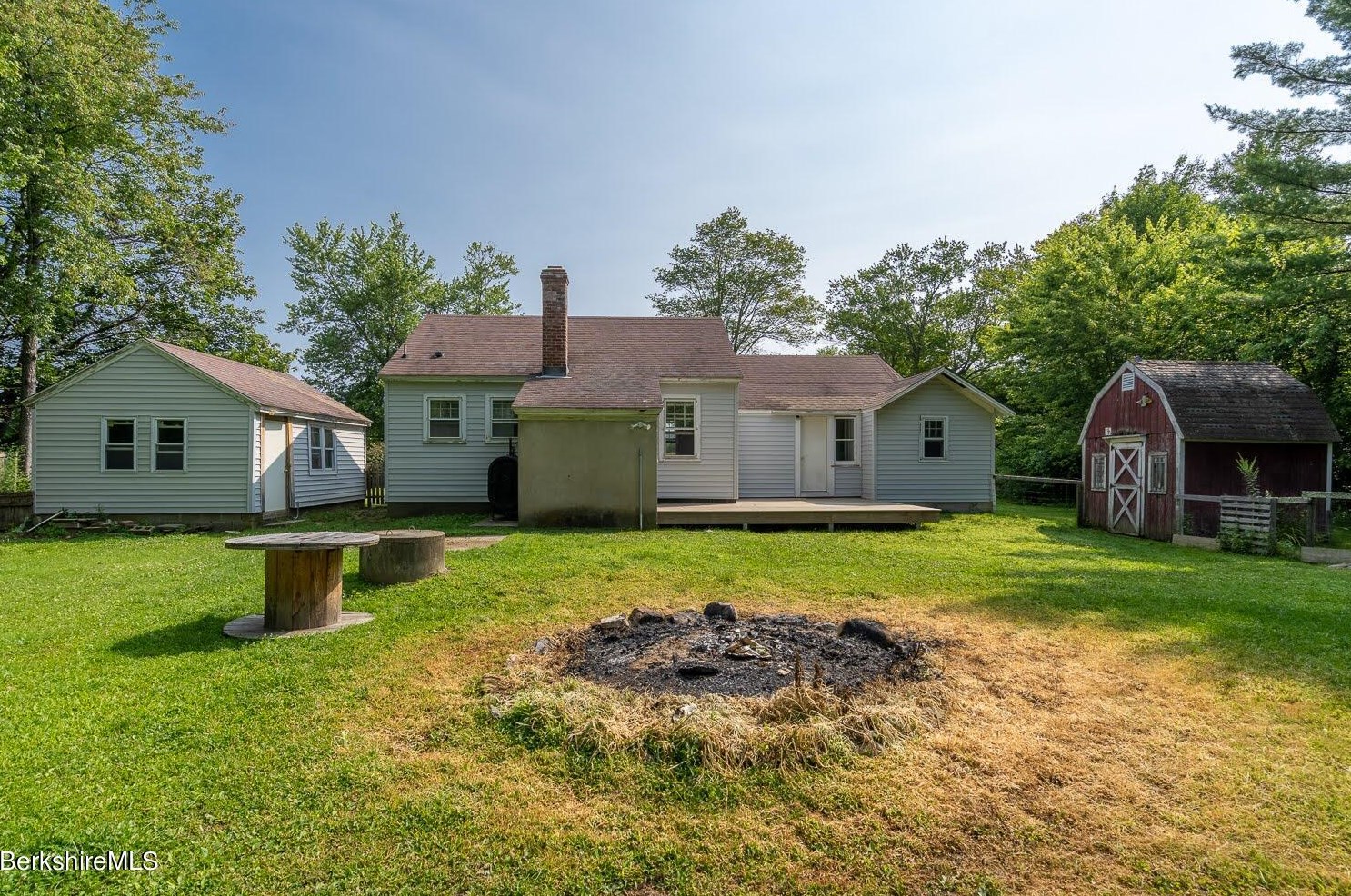 590 Main St, Sheffield MA 01257-9696 exterior