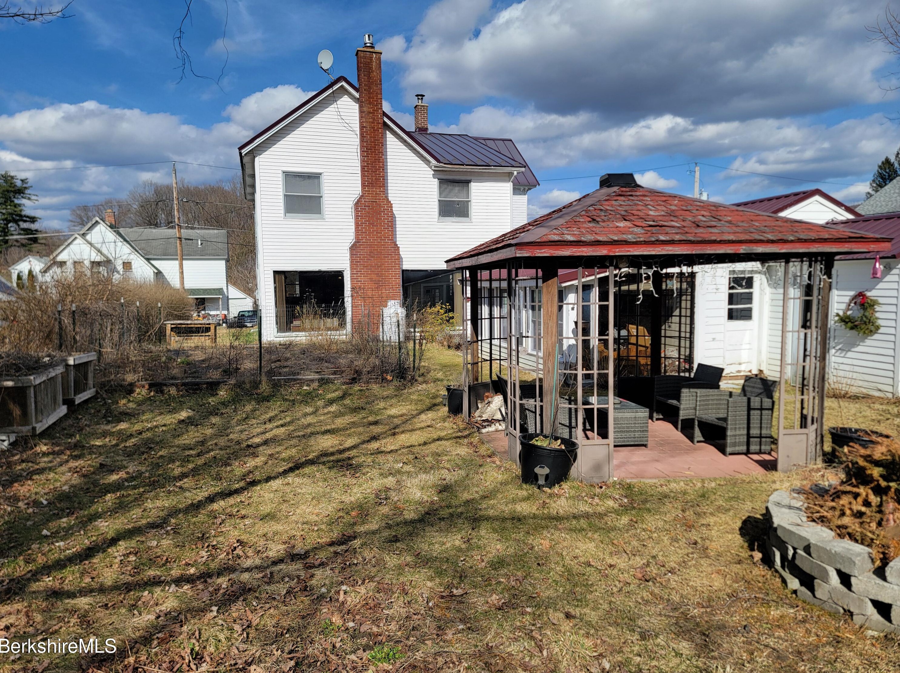 12 Pearl St, Adams MA  01220-2123 exterior